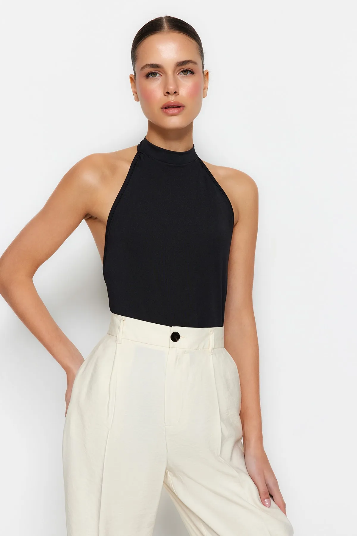 Trendyol Collection  Schwarzer, tief ausgeschnittener Strickbody mit Stehkragen und Druckknöpfen TWOSS23BD00037