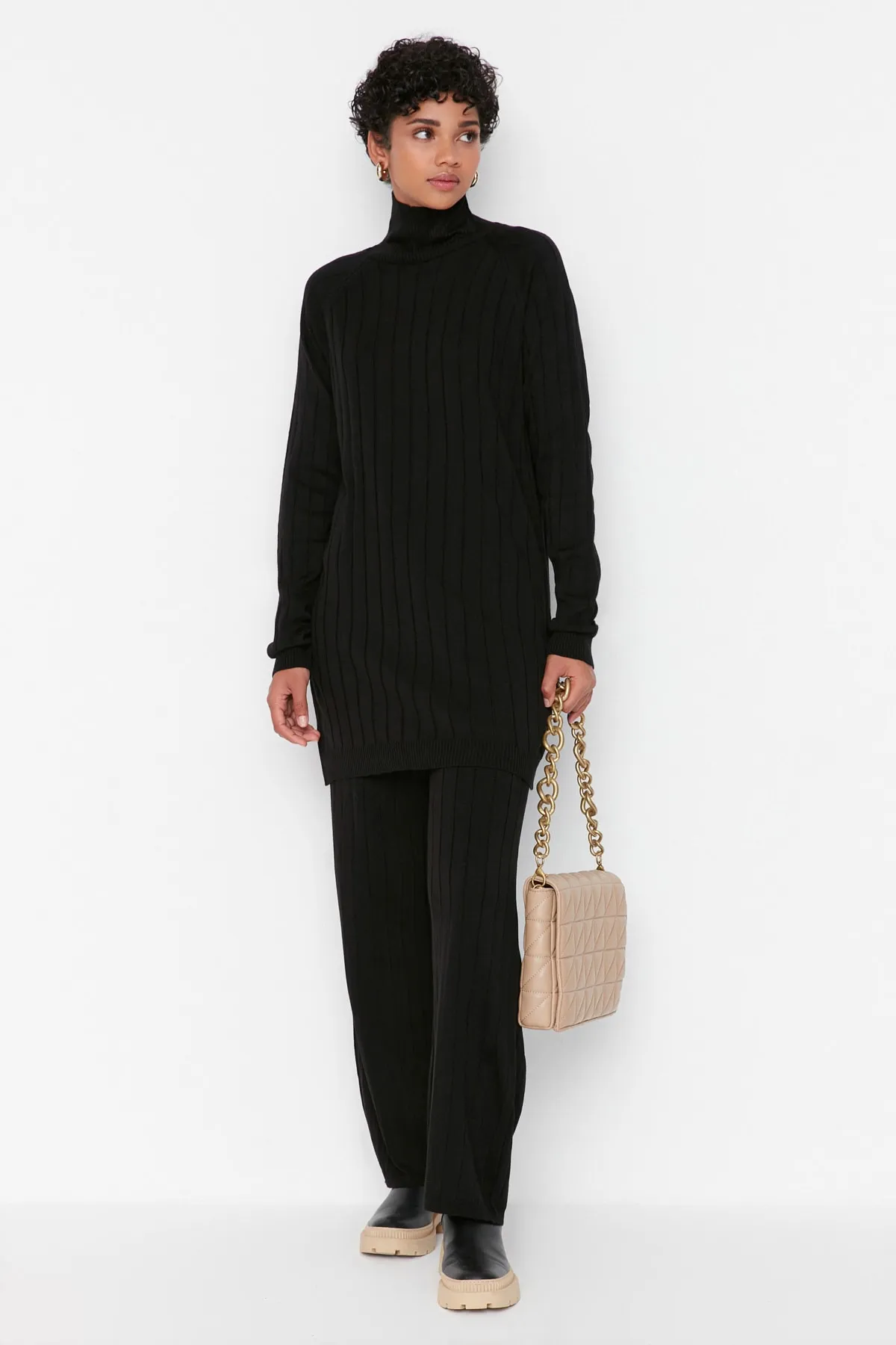 Trendyol Modest  Schwarzes Strickset aus geripptem Rollkragenpullover und Hose TCTAW23US00002