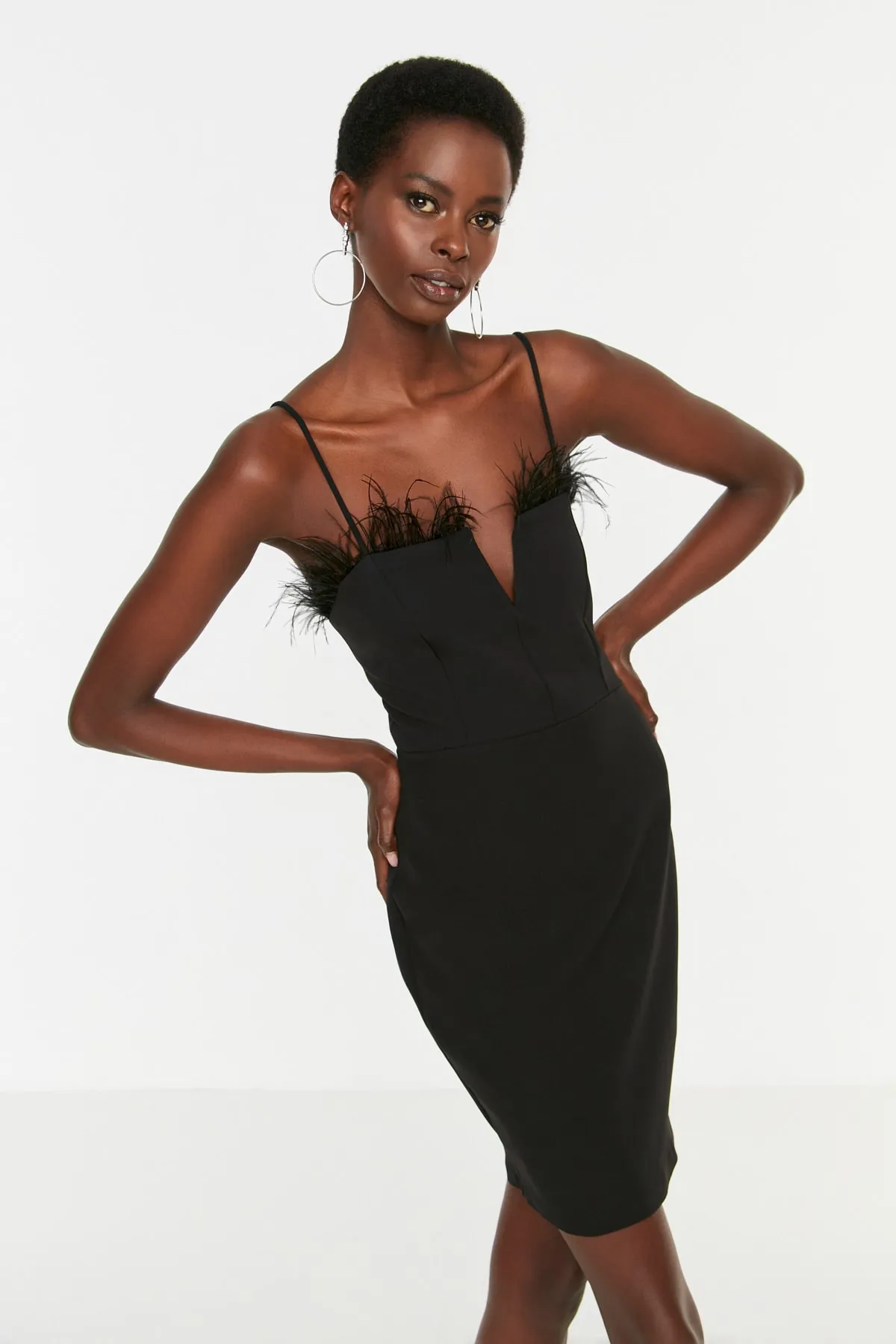 Trendyol Collection  Schwarzes Otriche-Abendkleid mit offener Taille/Skater-Webstoff TPRSS22EL2519