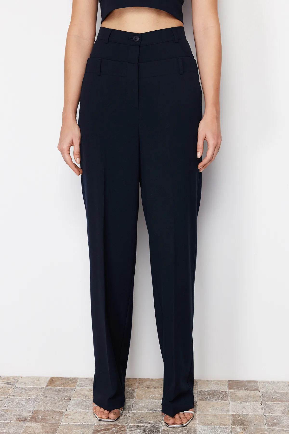 Trendyol Collection  Marineblaue gerade/gerade geschnittene Polyviscon-Taillen-Webhose mit detaillierten Details TWOSS24PL00078