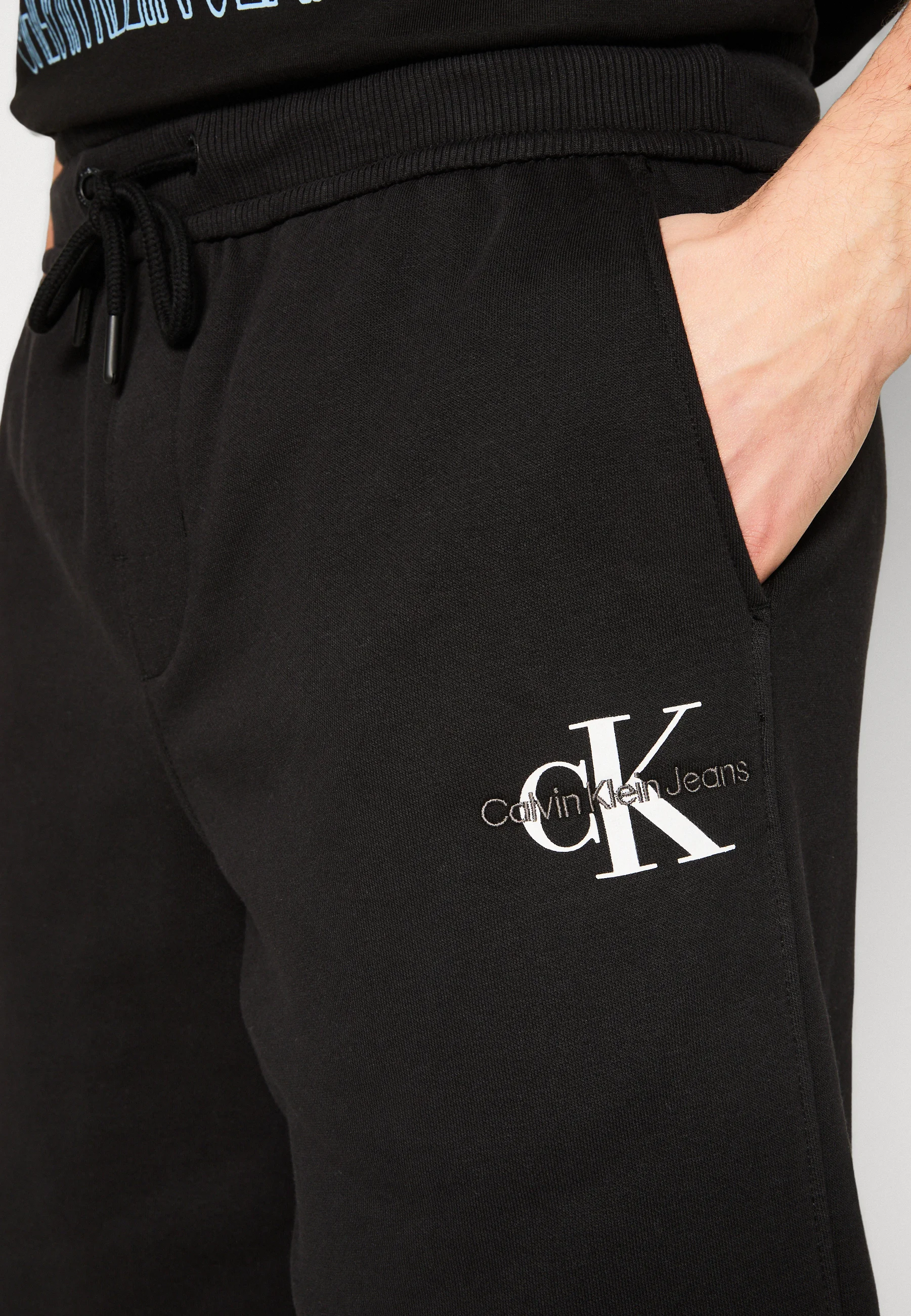 Pantalones deportivos Calvin Klein Jeans MONOLOGUE