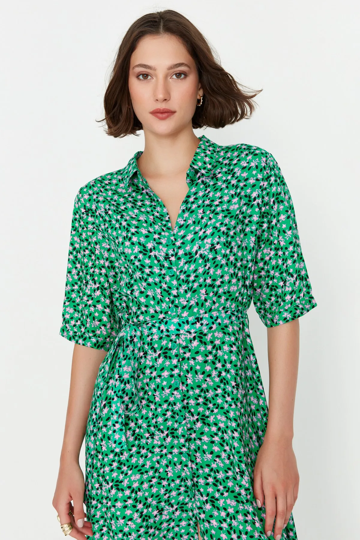 Trendyol Collection  Grünes, gewebtes Midi-Hemdkleid mit Gürtel und Blumenmuster TWOSS20EL1559
