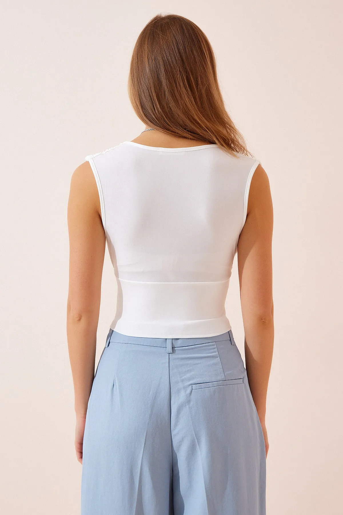 Happiness İstanbul  Ecrufarbene, kurz geschnittene Sandy-Strickbluse mit tiefem V-Ausschnitt für Damen BF00039