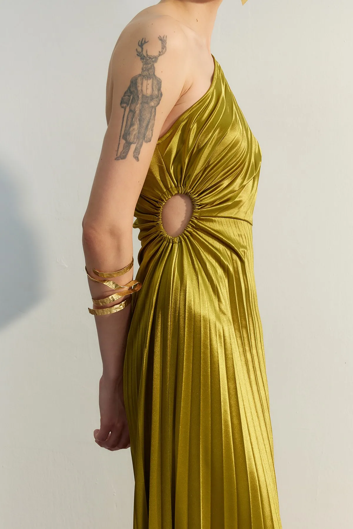 Trendyol Collection  Hellgrünes asymmetrisches Strick-Abendkleid aus Satin mit Faltendetails TPRSS23EL00557