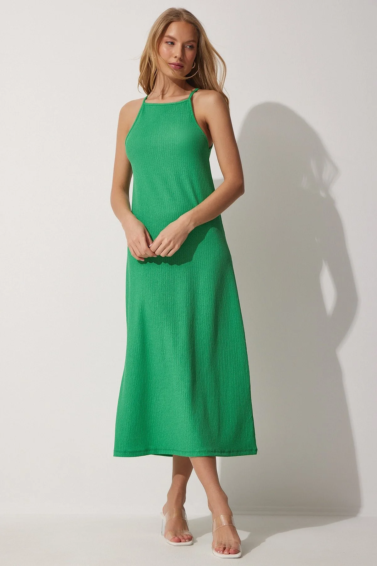 Happiness İstanbul  Grünes Sommer-Langstrickkleid mit Trägern für Damen DZ00078