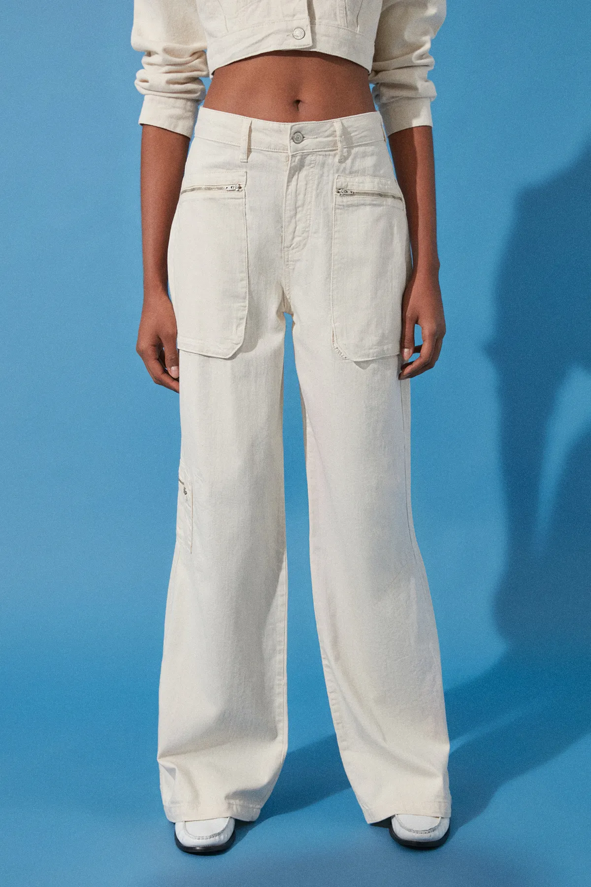Trendyol Collection  Ecrufarbene Jeans mit hoher Taille und weitem Bein und Cargo-Taschen TWOSS24JE00223