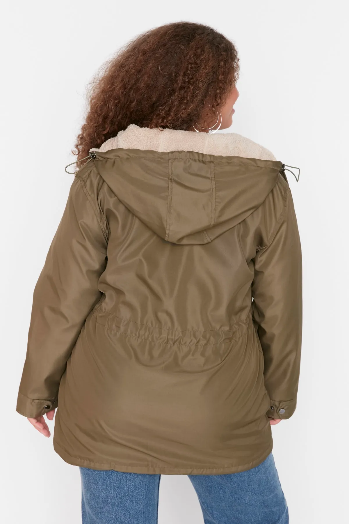 Trendyol Curve  Khakifarbene Kapuze mit Druckknopf, detaillierte Tasche im Inneren des Plüschmantels TBBAW23KB00000