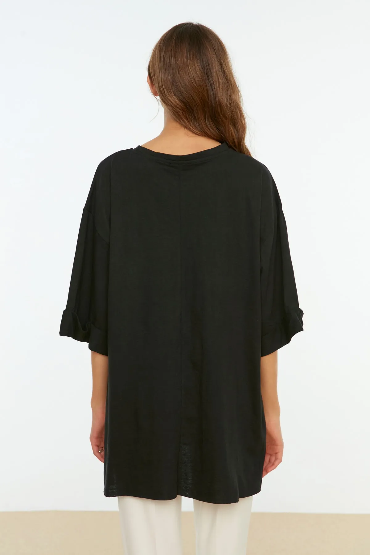 Trendyol Collection  Schwarzes, doppelärmeliges, weit geschnittenes, asymmetrisches Boyfriend-Strick-T-Shirt TWOSS20TS0828