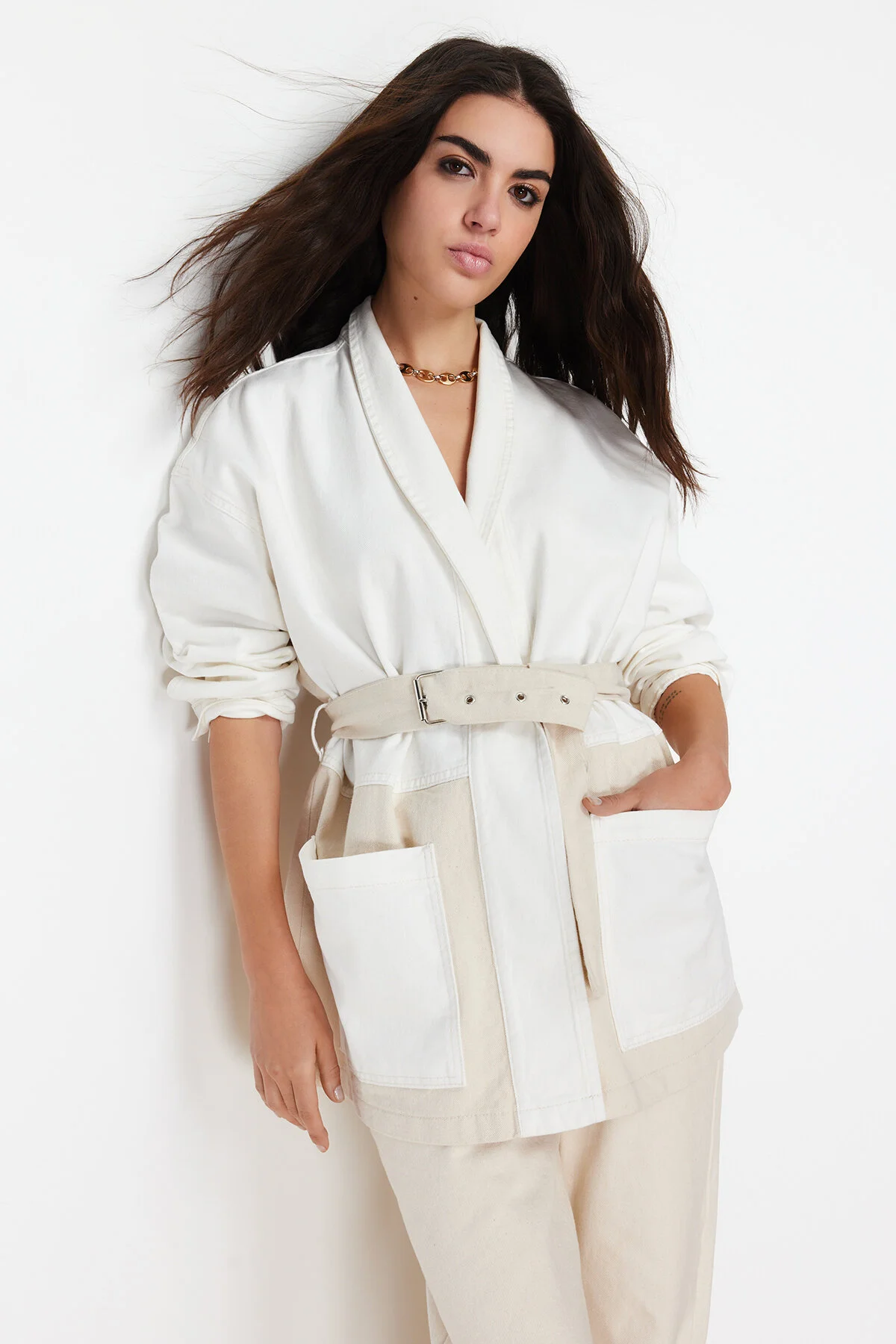 Trendyol Collection  Weiße Oversize-Jeansjacke mit Blockfarben und Gürtel TWOSS21CE0186