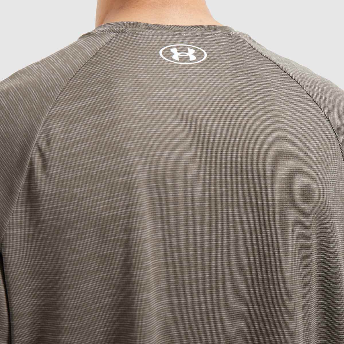 Under Armour – Ljusgrå t-shirt med teknisk textur