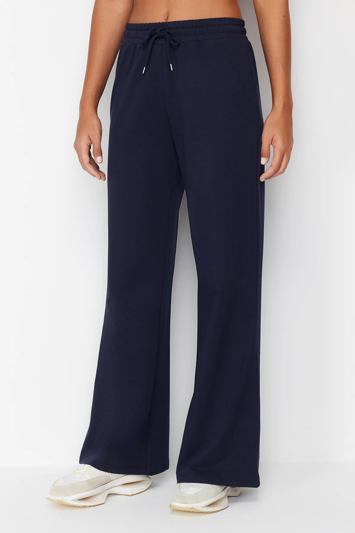 Trendyol Collection  Dunkelblaue Sport-Jogginghose mit weitem Bein und dünnem Strick TWOAW22EA0053