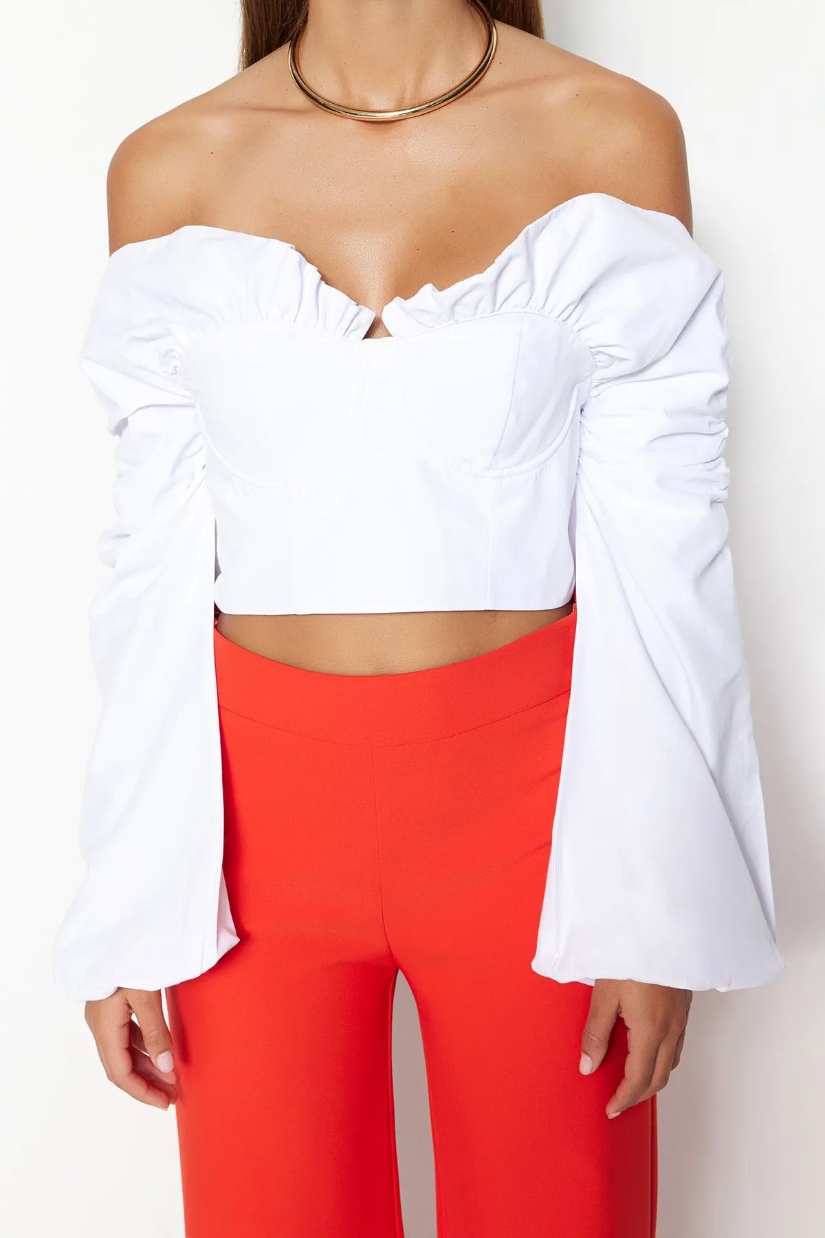 Trendyol Collection  Ecrufarbene, kurz geschnittene Popeline-Bluse TPRSS23BZ00014