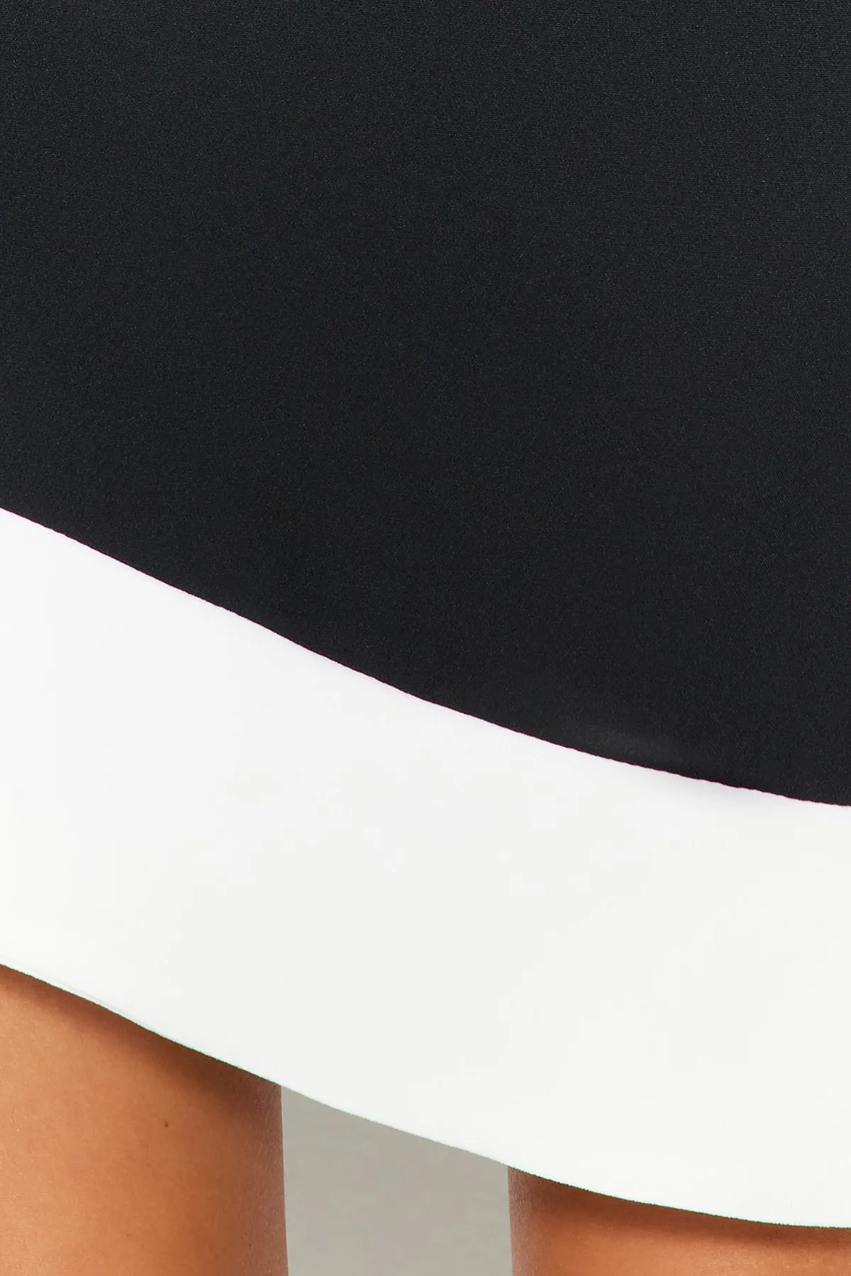 Trendyol Collection  Schwarz-weiß gestreiftes, detailliertes, figurbetontes Mini-Webkleid TWOSS23EL02048