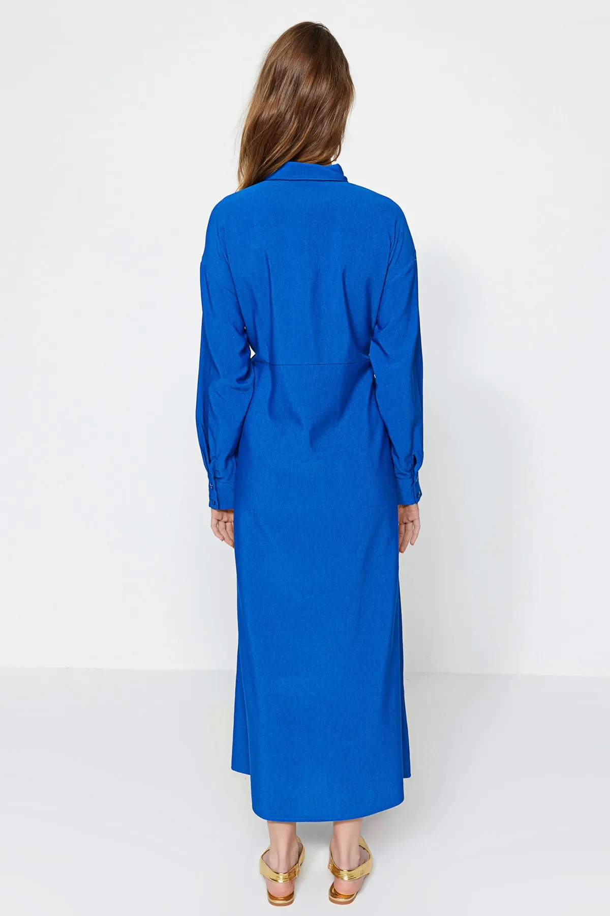 Trendyol Modest  Saks Gather – Kleid aus Leinenmischgewebe mit detaillierter halber Knopfleiste TCTSS23EB00274