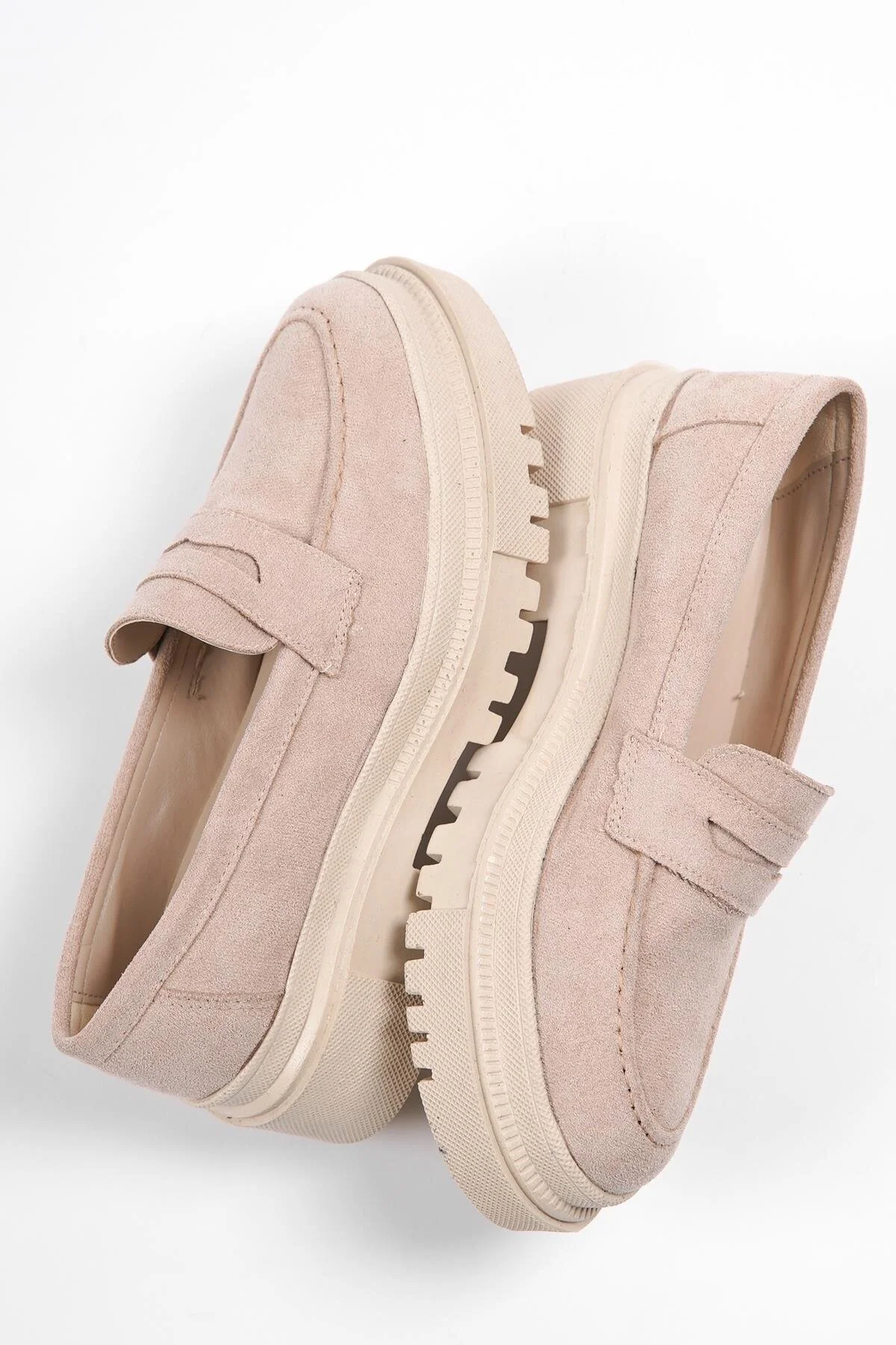 Capone Outfitters  Capone Oval Toe Trac Sole Wildleder Beige Damen-Loafer