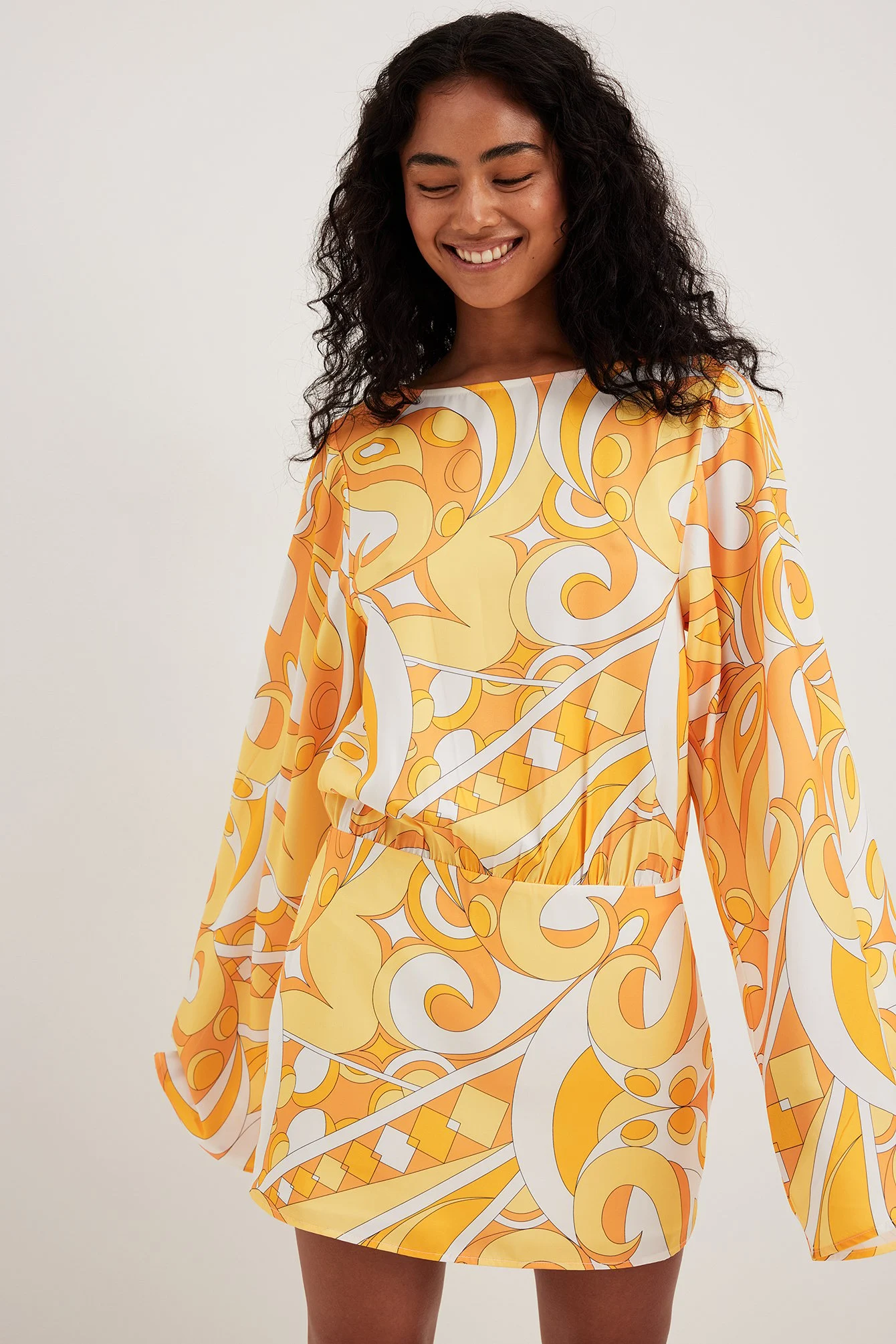 Kleid mit weiten Ärmeln und offenem Rücken