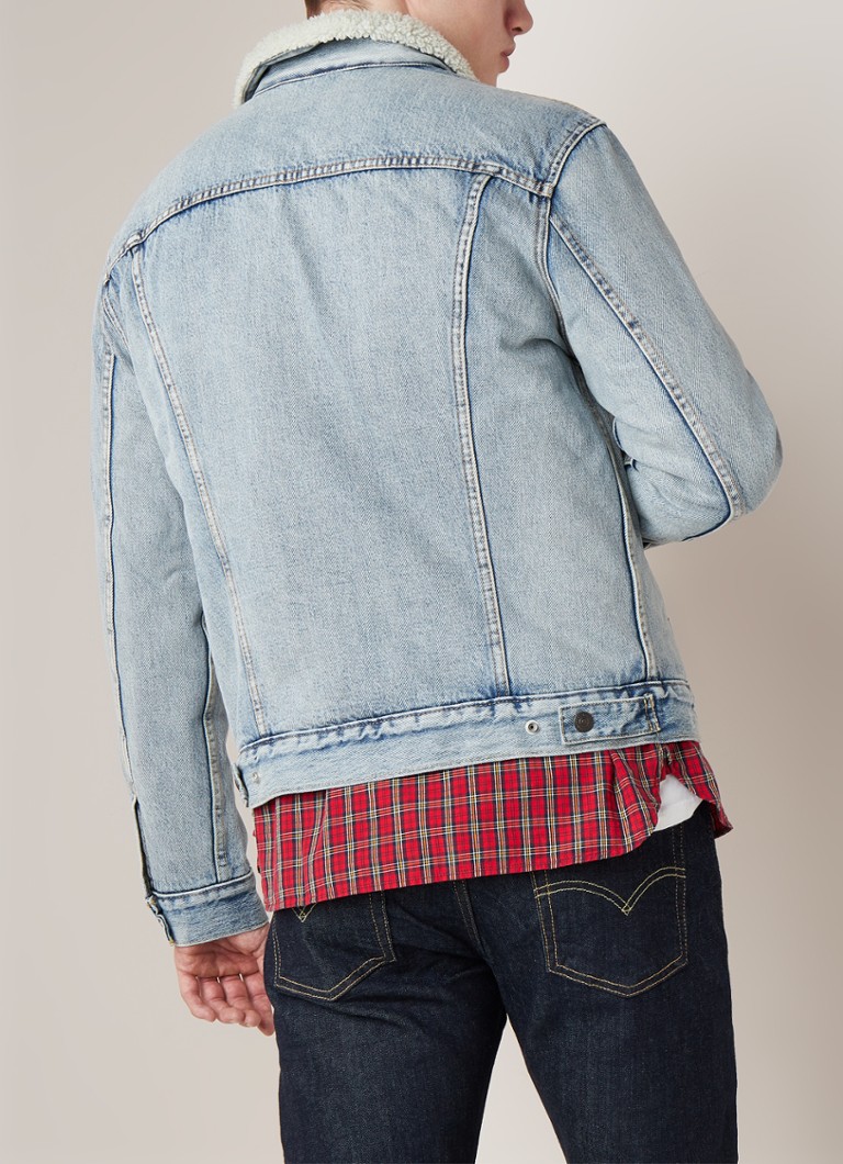 Jaqueta jeans Levi's Trucker com forro de pelúcia.