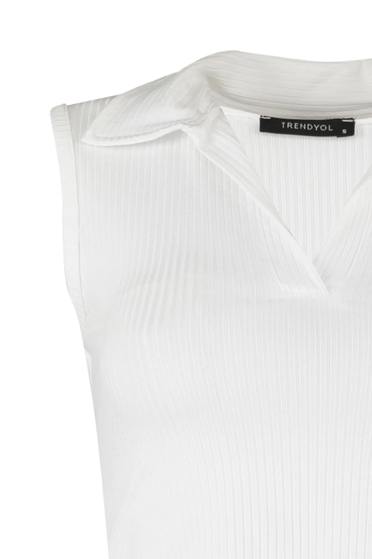 Trendyol Collection  Weiße, eng anliegende, kurze, dehnbare Strickbluse mit Polokragen TWOSS22BZ0335