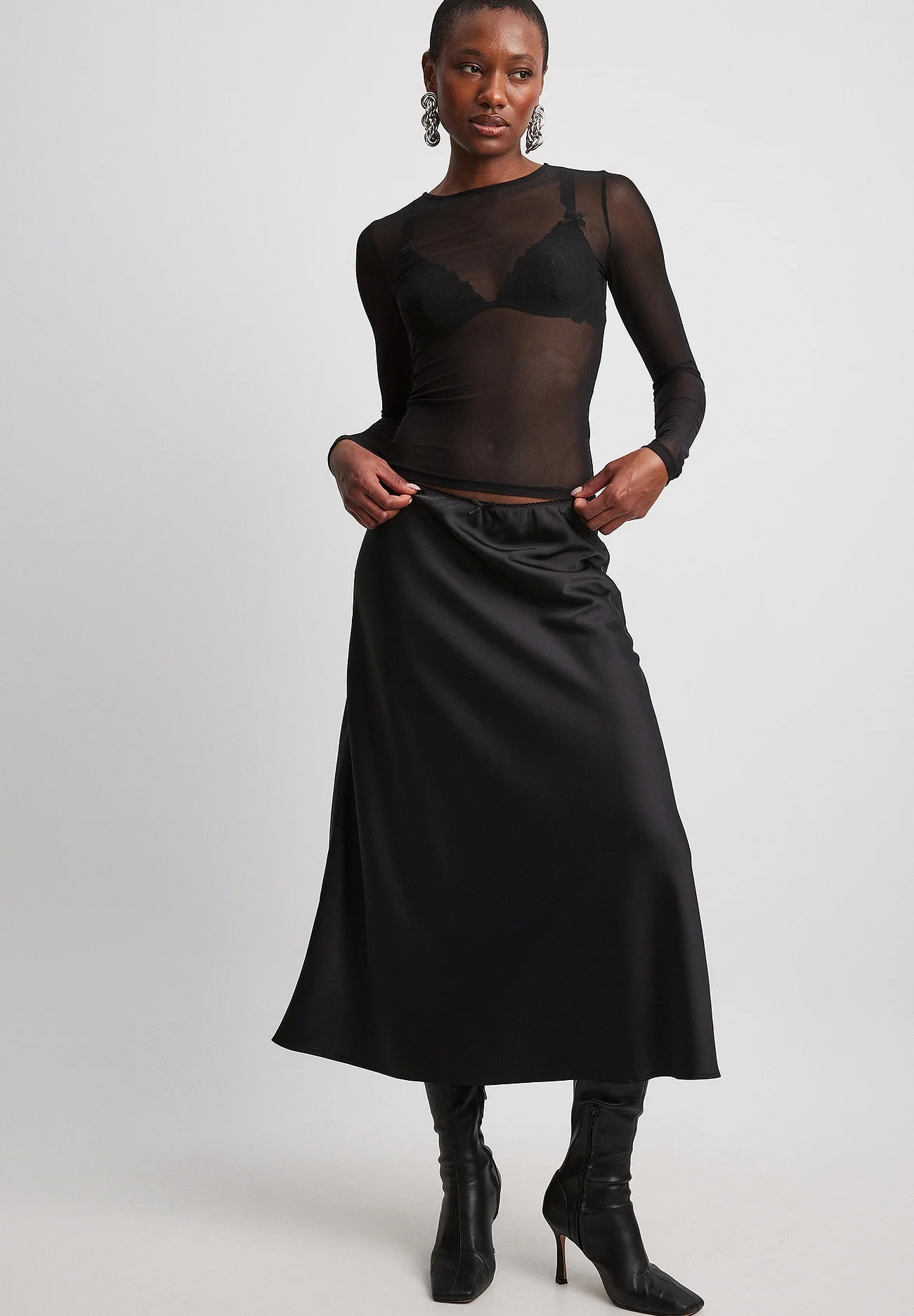 NA-KD MIDI MIT NIEDRIGER TAILLE - Falda acampanada