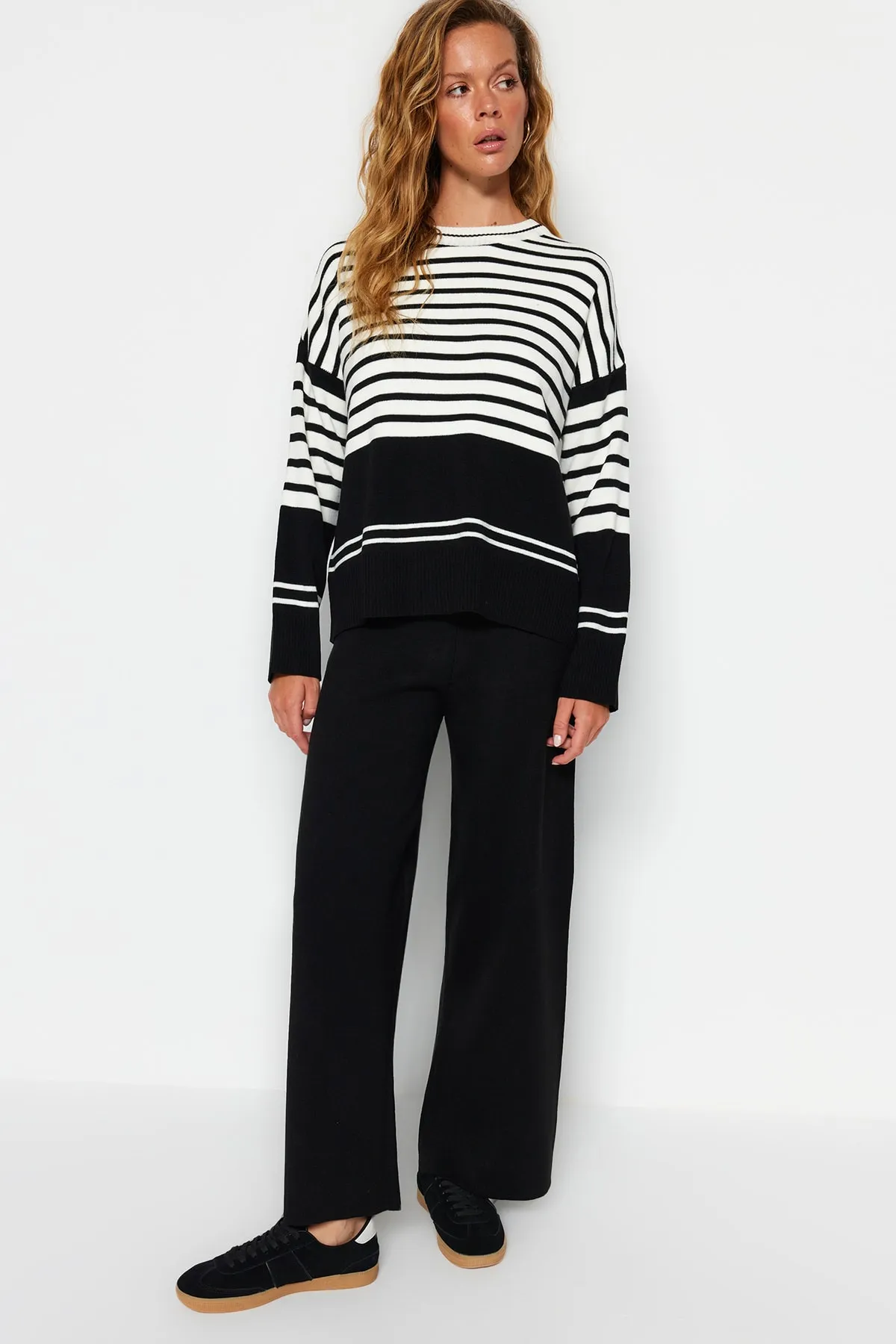 Trendyol Collection  Schwarzes Strickoberteil und -unterteil im weiten Schnitt TWOAW24AU00041