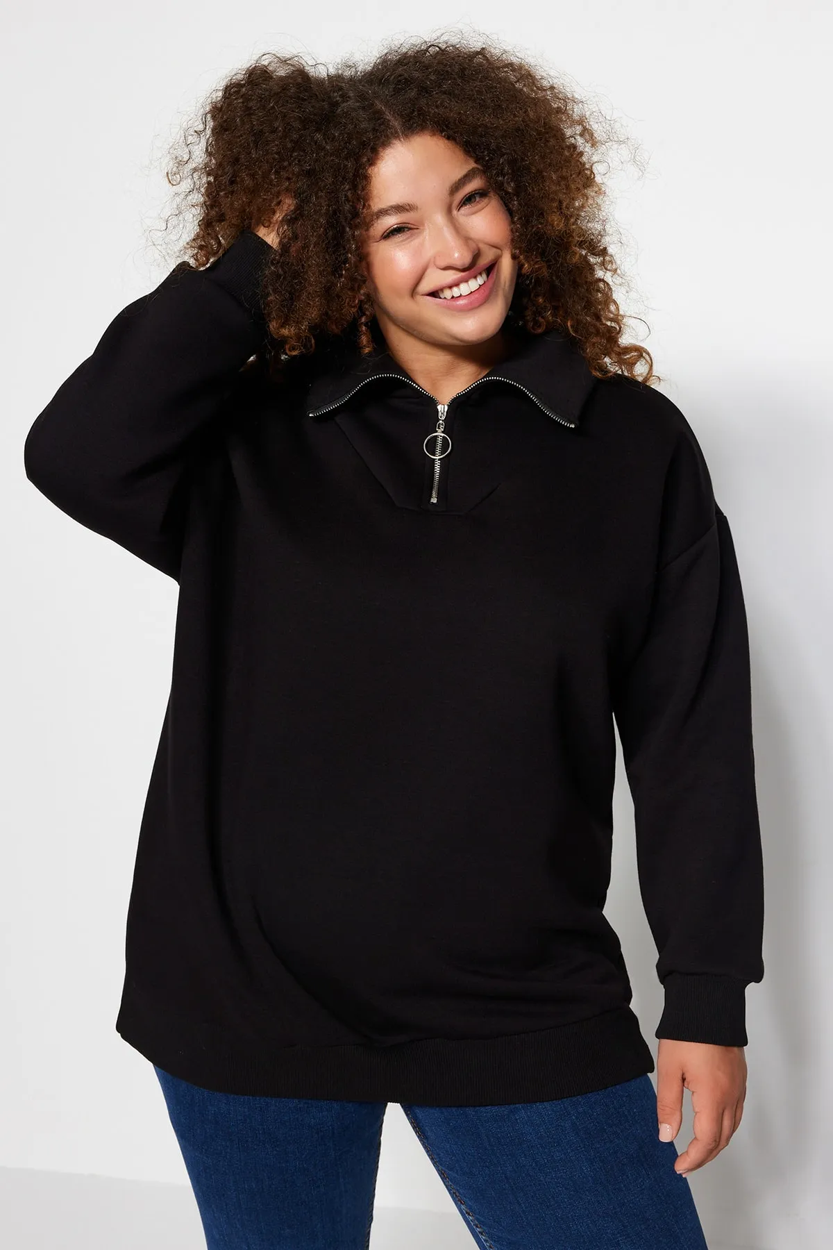 Trendyol Curve  Schwarzes, dickes Fleece-Innenseite-Strick-Sweatshirt mit Reißverschluss TBBAW24AO00017