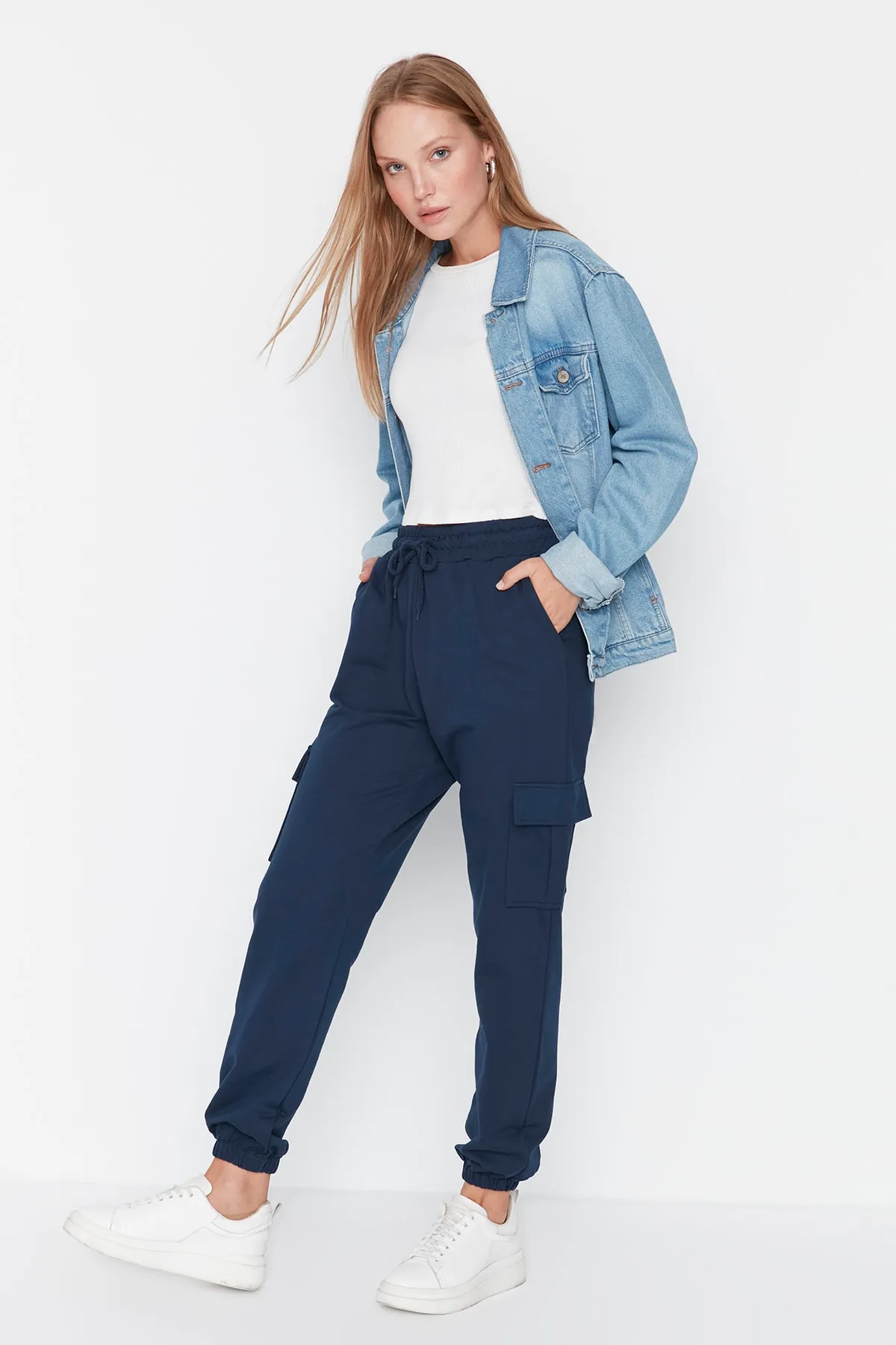 Trendyol Collection  Indigo Dünne Strick-Jogginghose mit Cargo-Taschen TWOAW23EA00119
