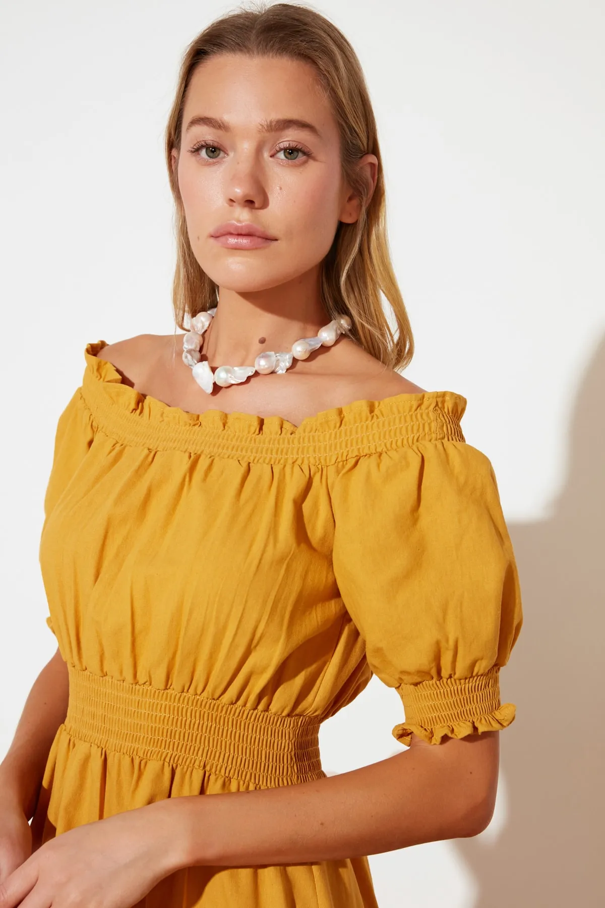 Trendyol Collection  Kamelfarbenes Midi-Gimped-Webkleid mit Taille TWOSS21EL1967