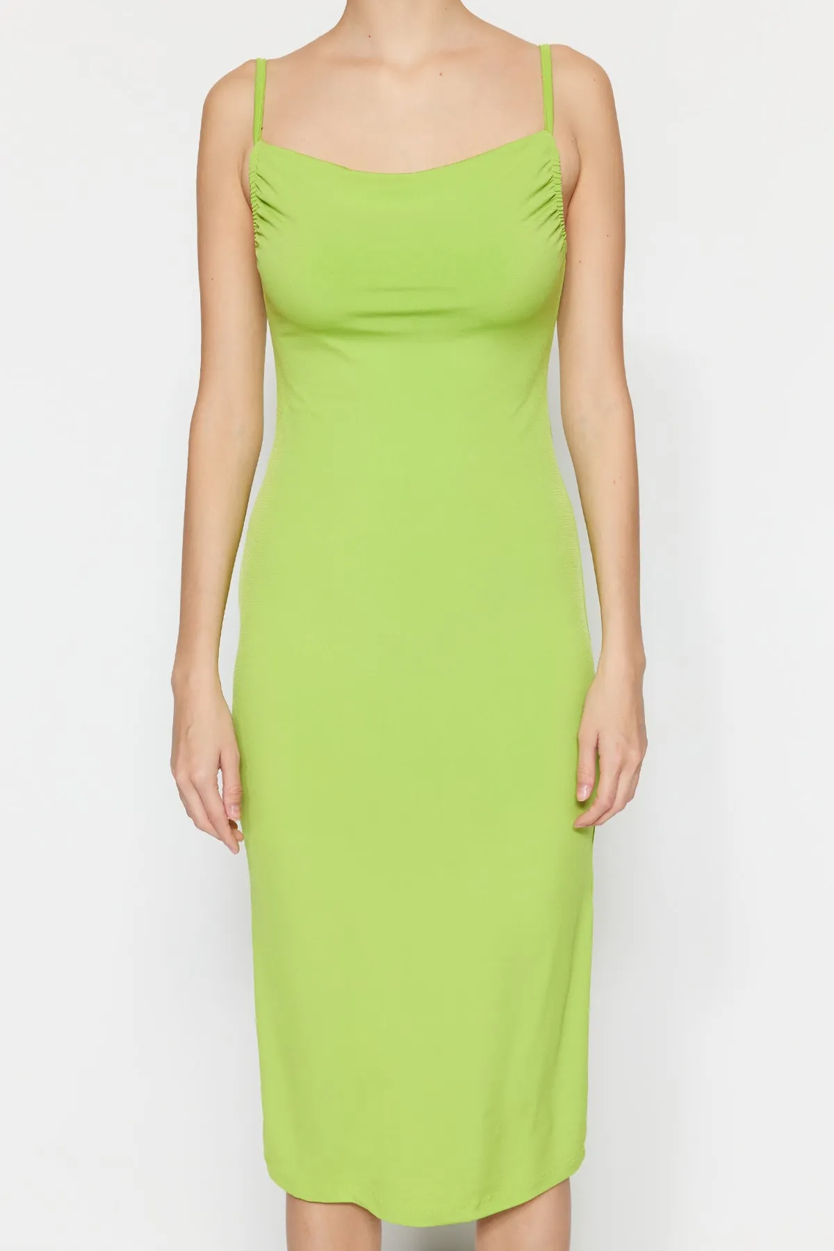 Trendyol Collection  Hellgrünes, figurbetontes, flexibles Strick-Bleistiftkleid mit Degaje-Kragen und Midi-Trägern TWOSS19AD0020