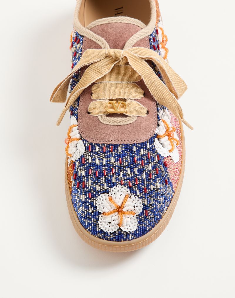 Baskets cosmatesques en cuir, sequins et broderies florales