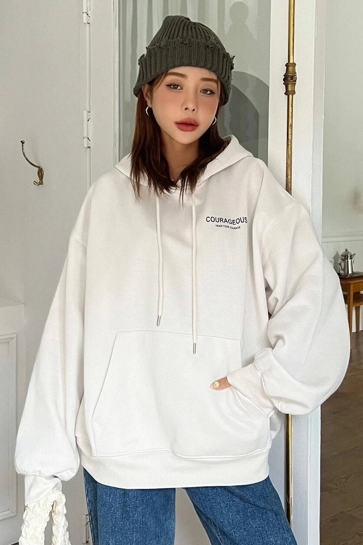MODAGEN  Unisex-Sweatshirt in Weiß mit Stern-Aufdruck auf der Rückseite