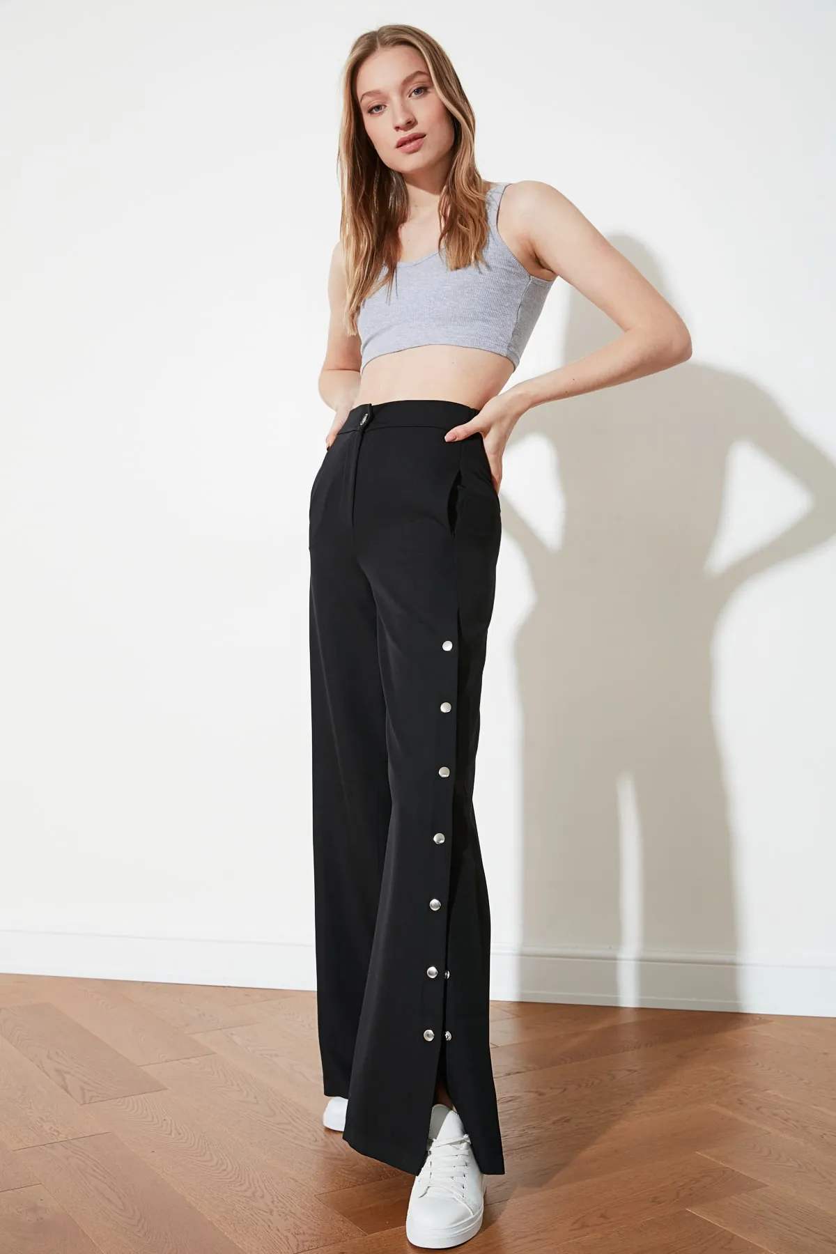 Trendyol Collection  Schwarze Webhose mit weitem Bein und seitlichen Knöpfen TWOSS20PL0398