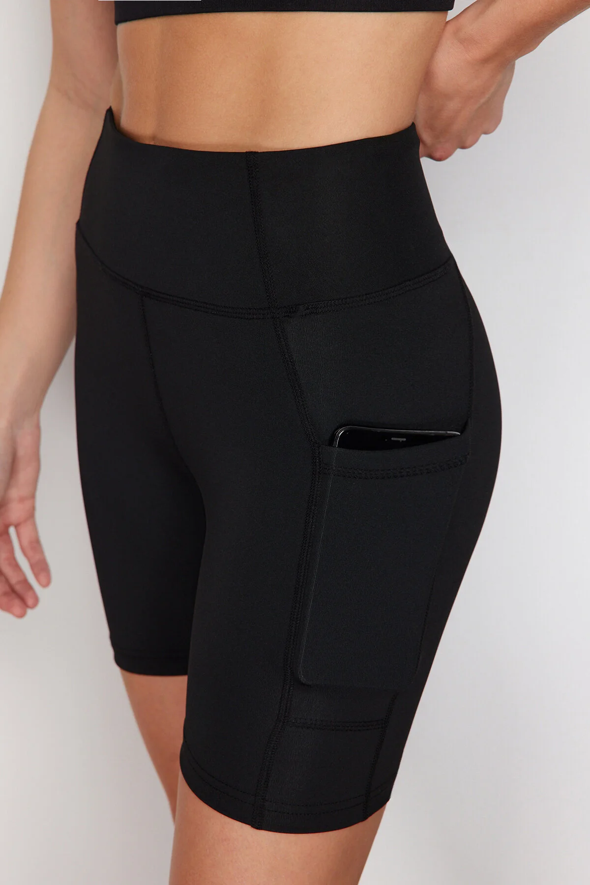 Trendyol Collection  Schwarze gestrickte Sportshorts/kurze Leggings mit Doppeltaschendetail THMSS24TY00030