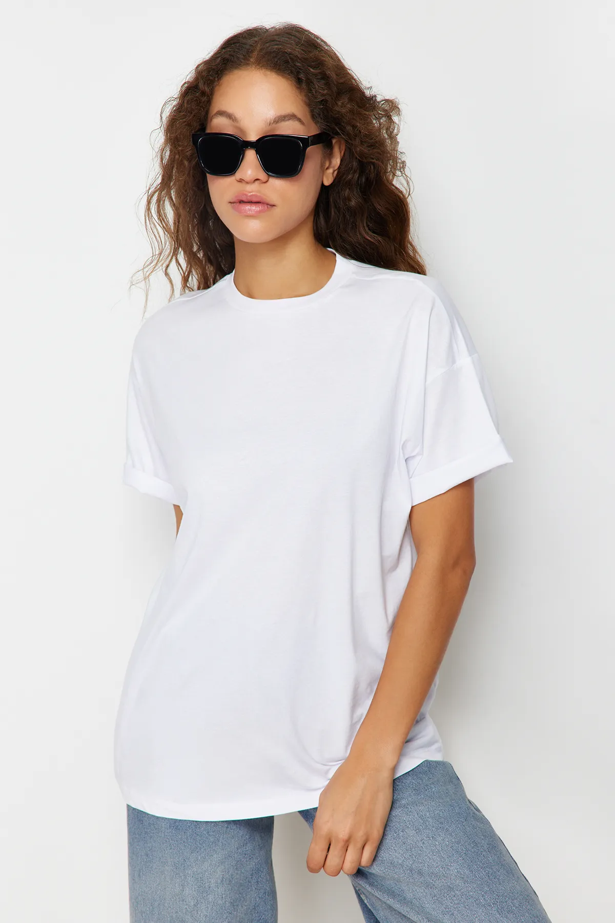 Trendyol Collection  Weißes, übergroßes/weites Strick-T-Shirt mit Rundhalsausschnitt, 100 % Baumwolle, TWOSS20TS0134