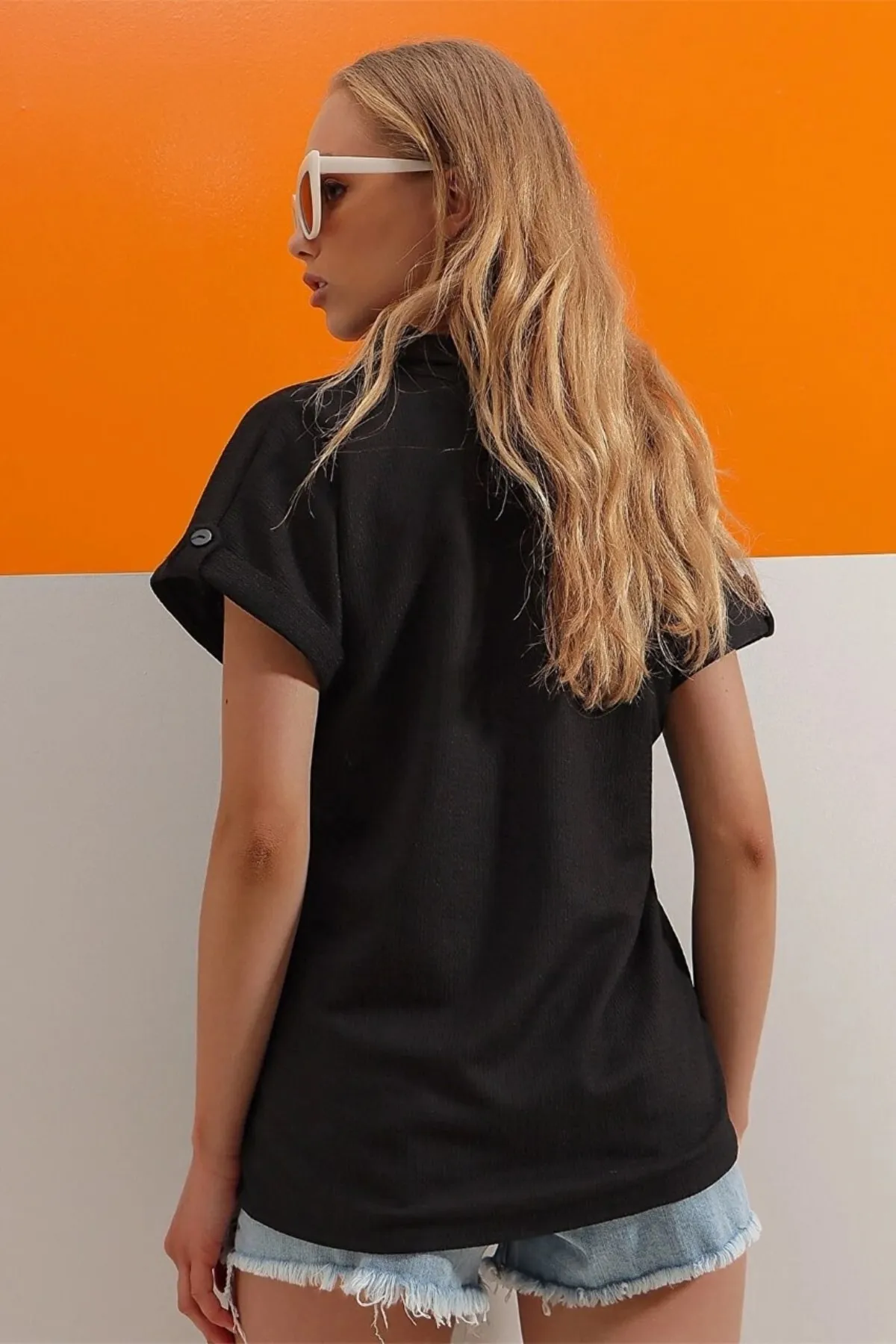 Trend Alaçatı Stili  Schwarzes Damenhemd mit Manschetten und kurzen Ärmeln, strukturiert, ALC-X8724