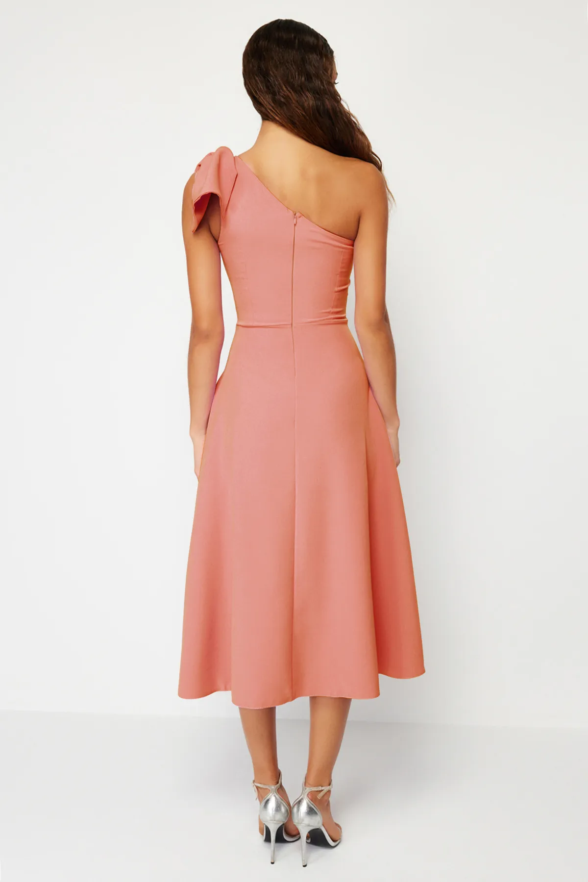 Trendyol Collection  Orangefarbenes, stilvolles Abendkleid mit Schleife TPRSS24EL00105