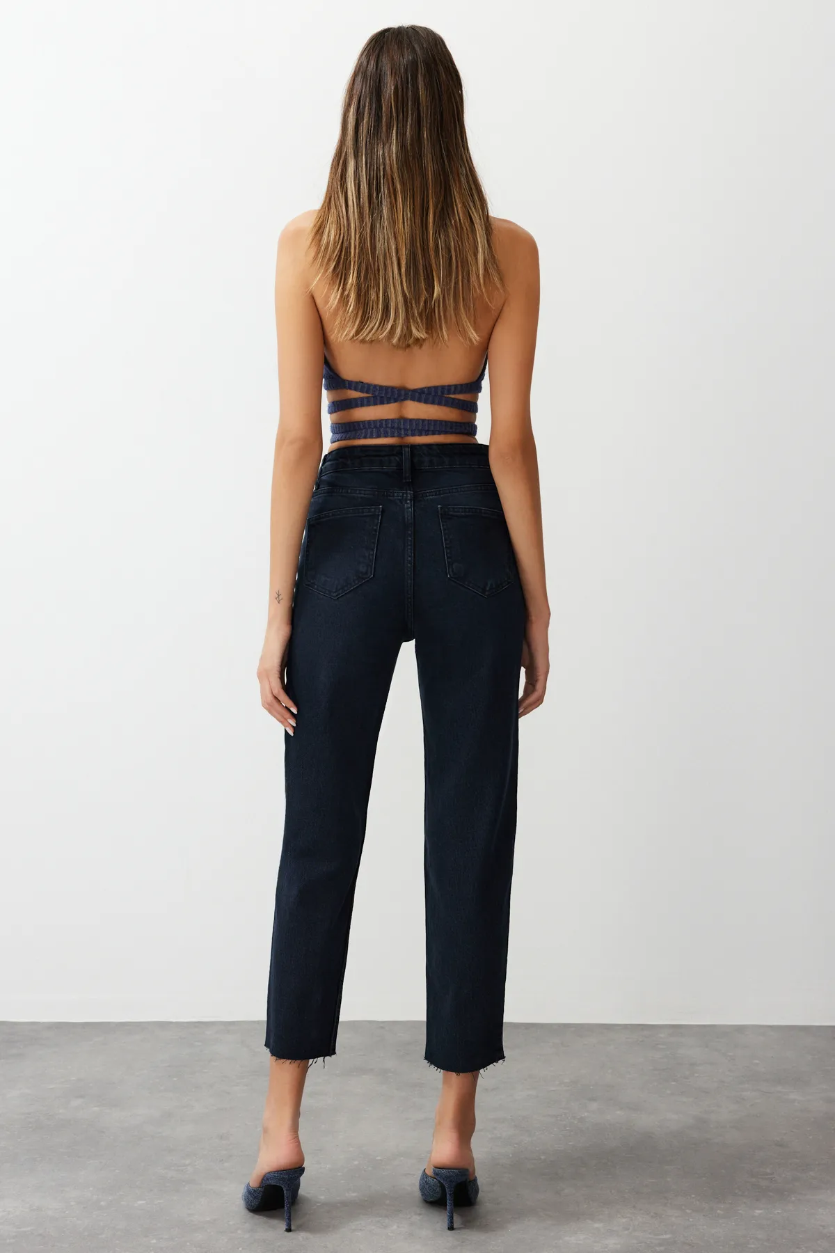 Trendyol Collection  Mitternachtsblaue Slim Mom-Jeans mit hoher Taille TWOSS23JE00094