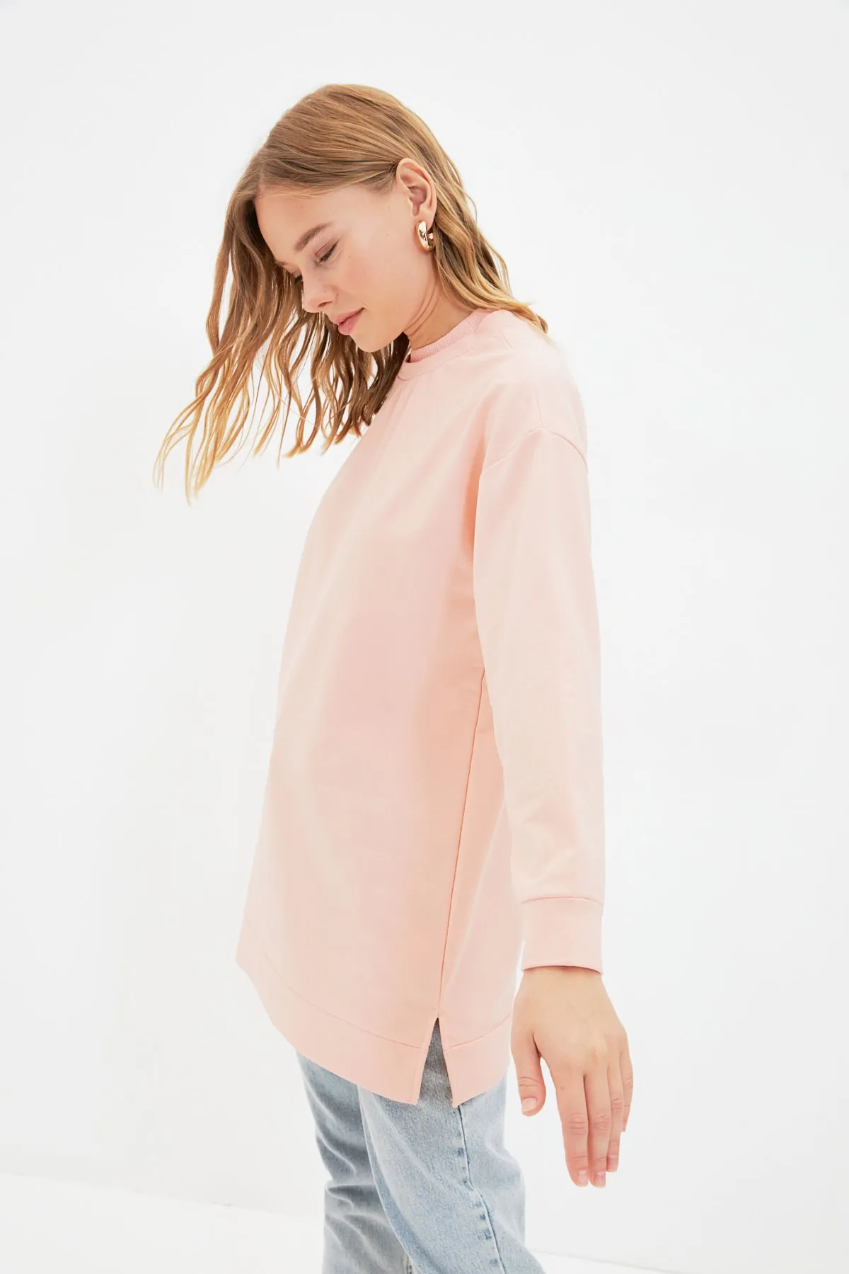 Trendyol Modest  Puderfarbenes Basic-Strick-Sweatshirt mit Stehkragen und Schlitz und detailliertem Schnitt TCTAW22TW0196