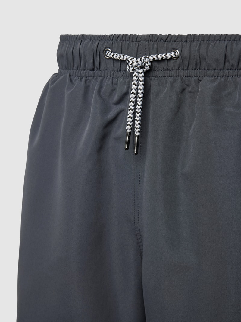 Badeshorts mit Label-Stitching in dunkelgrau