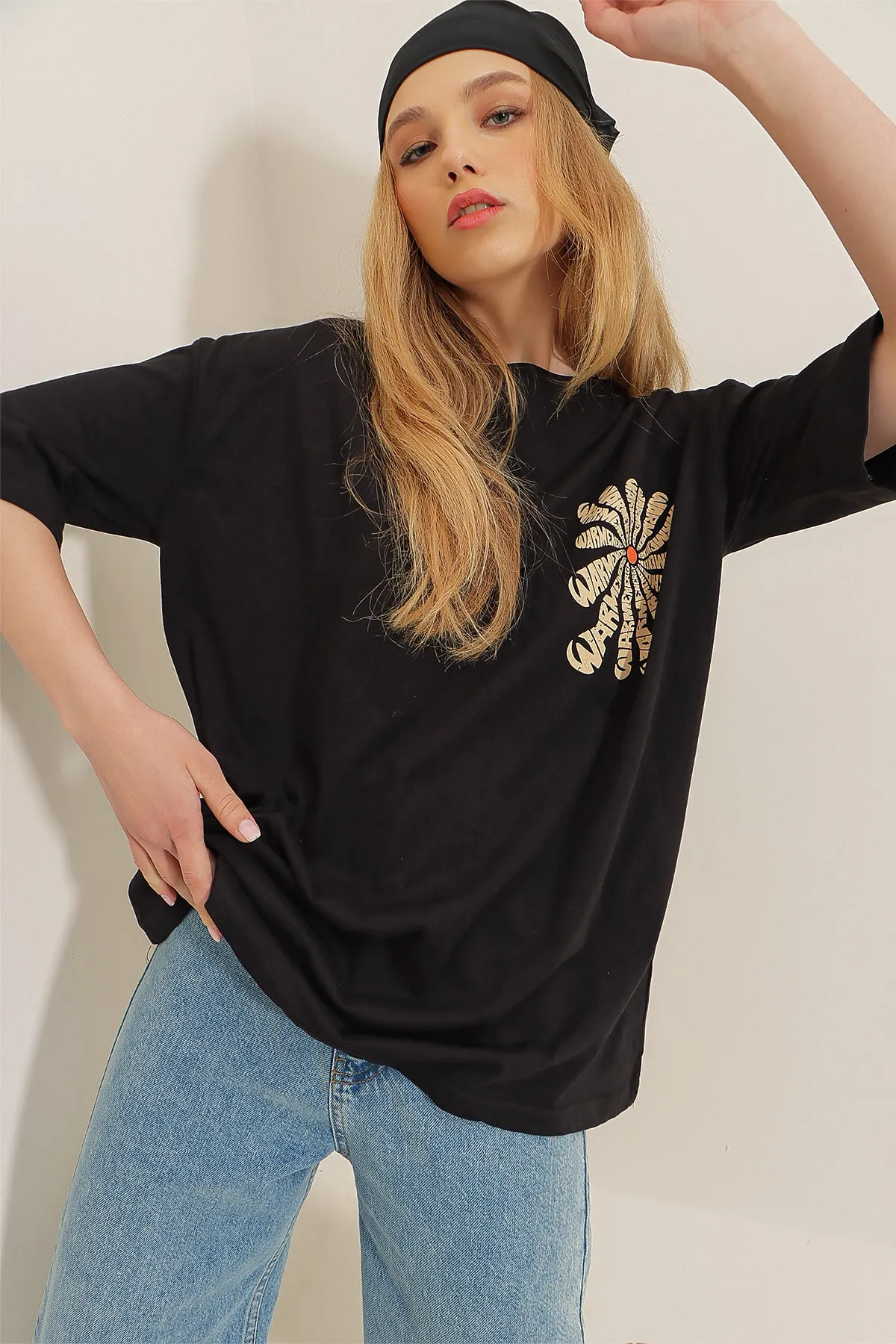 Trend Alaçatı Stili  Schwarzes Oversize-T-Shirt für Damen aus 100 % Baumwolle mit Rundhalsausschnitt vorne und hinten und Flockdruck ALC-X7978