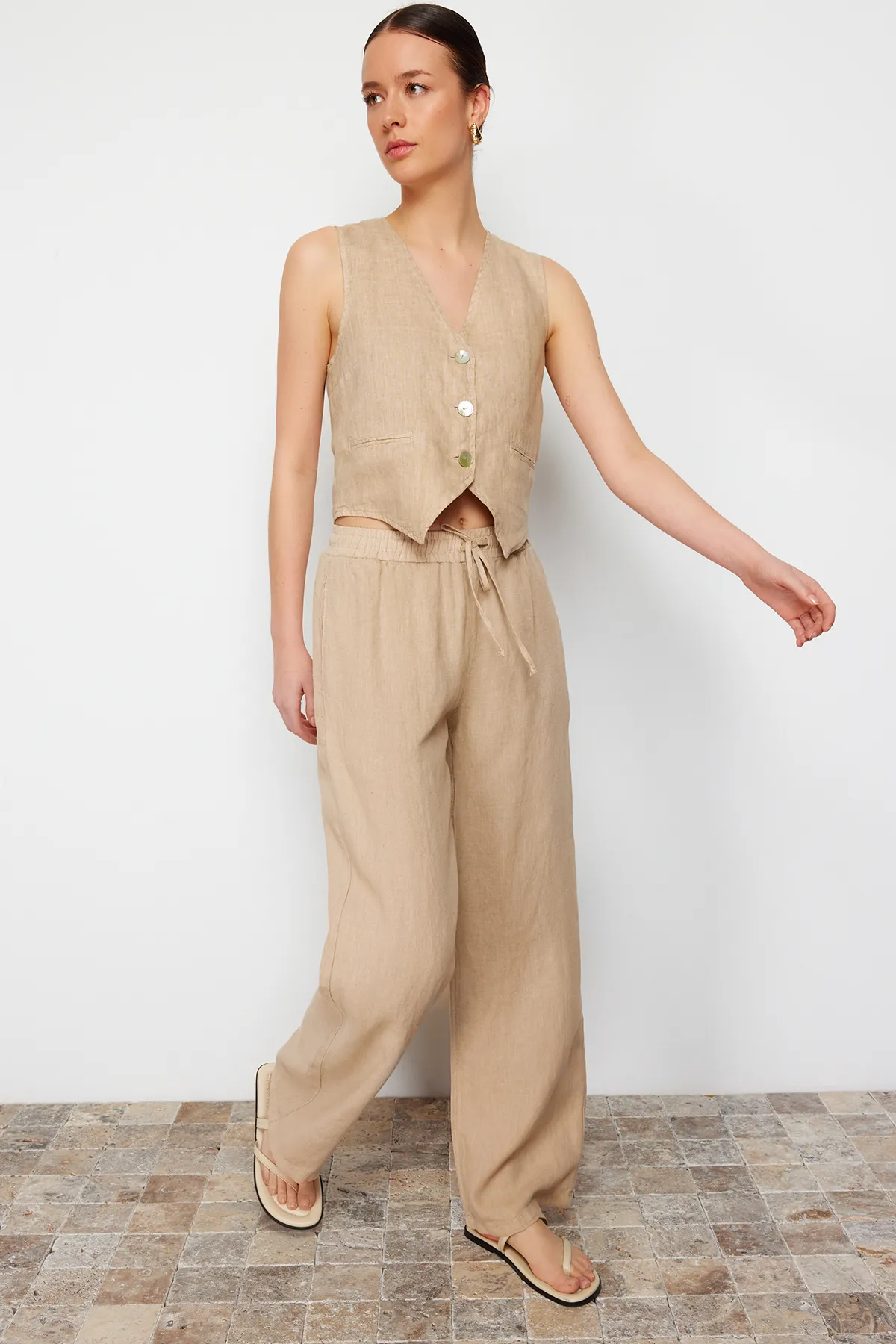 Trendyol Collection  Beige Hose mit weitem Bein und hoher Taille aus 100 % Leinen mit elastischem Bund TWOSS24JE00249
