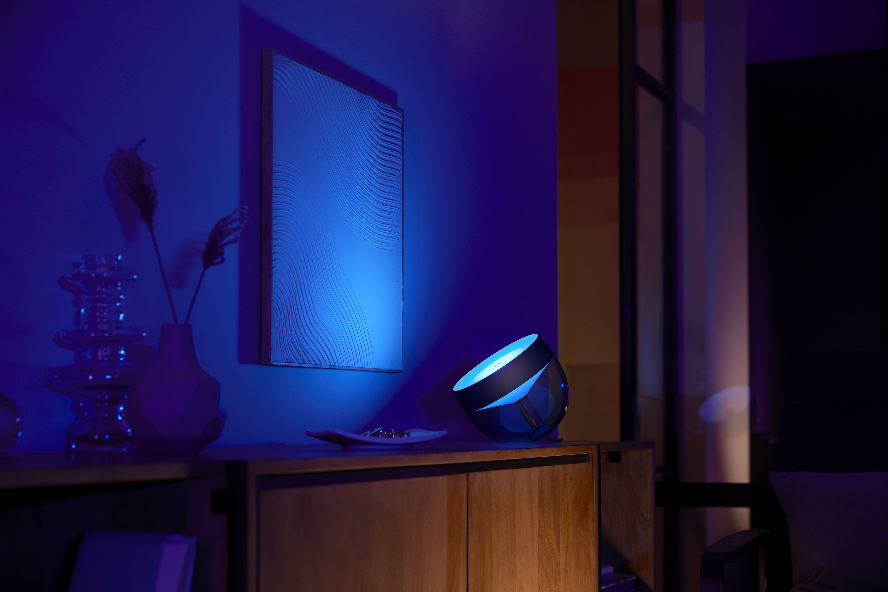 Philips Hue LED Tischleuchte Iris, LED fest integriert, Farbwechsler, Plug & Play-Lampe, Steuerung mit App oder Sprache, Hue Bridge