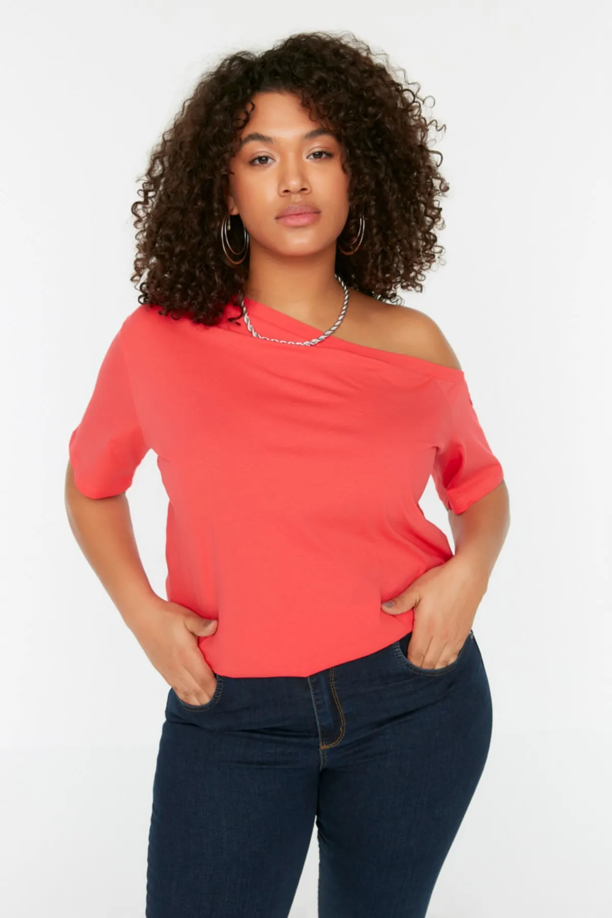 Trendyol Curve  Korallenrote, schulterfreie, detaillierte Strickbluse TBSSS22AF0052