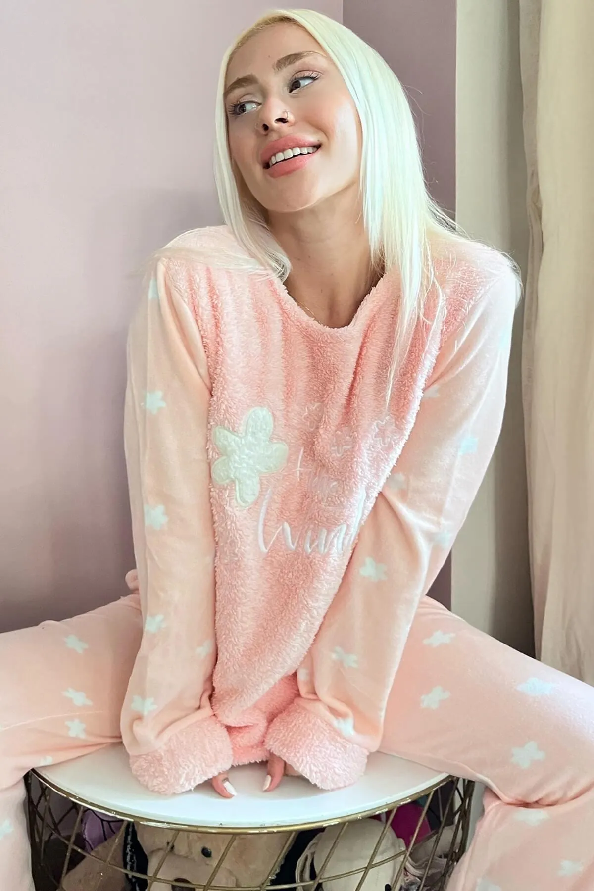 Pijamaevi  Salmon Hello Winter gemustertes Plüsch-Pyjama-Set für Damen