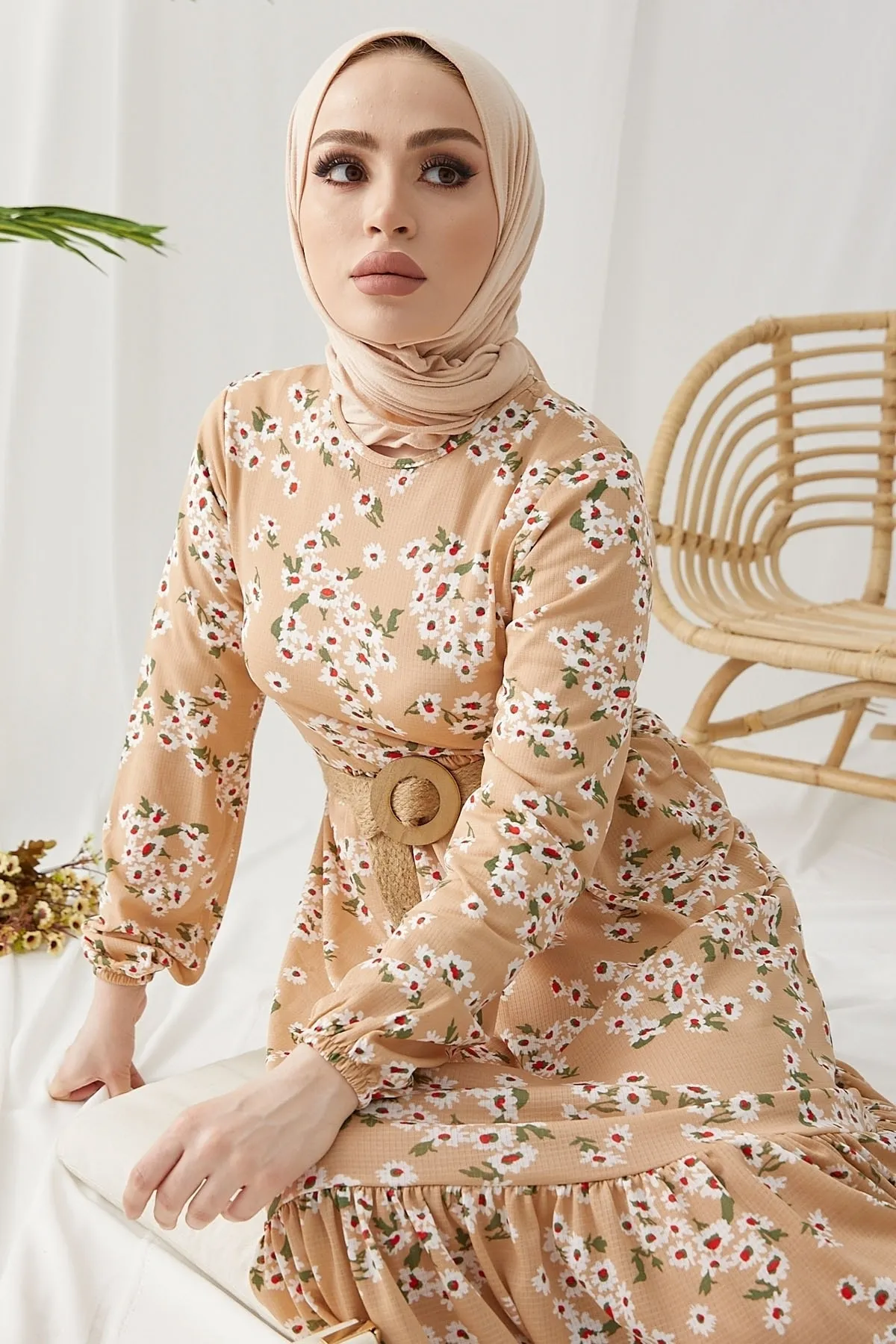 InStyle  Lesa Blumenkleid mit Strohgürtel – Beige