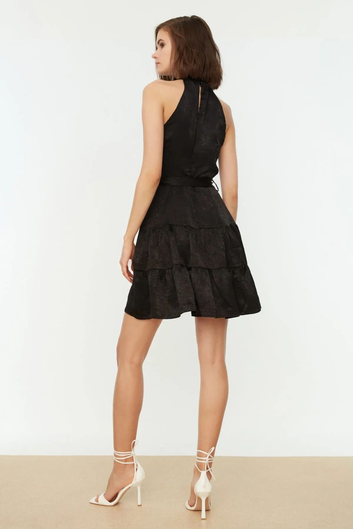 Trendyol Collection  Schwarzes Mini-Webkleid mit Gürtel TWOSS20EL2490