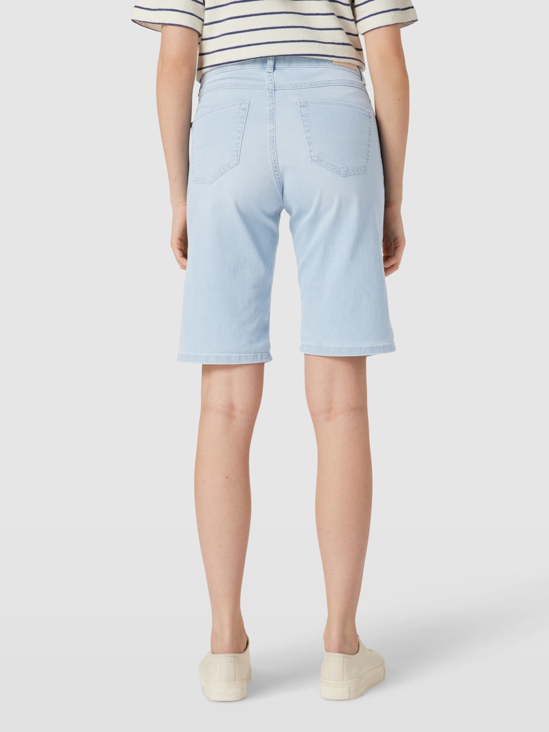 Jeansshorts mit Label-Patch in hellblau