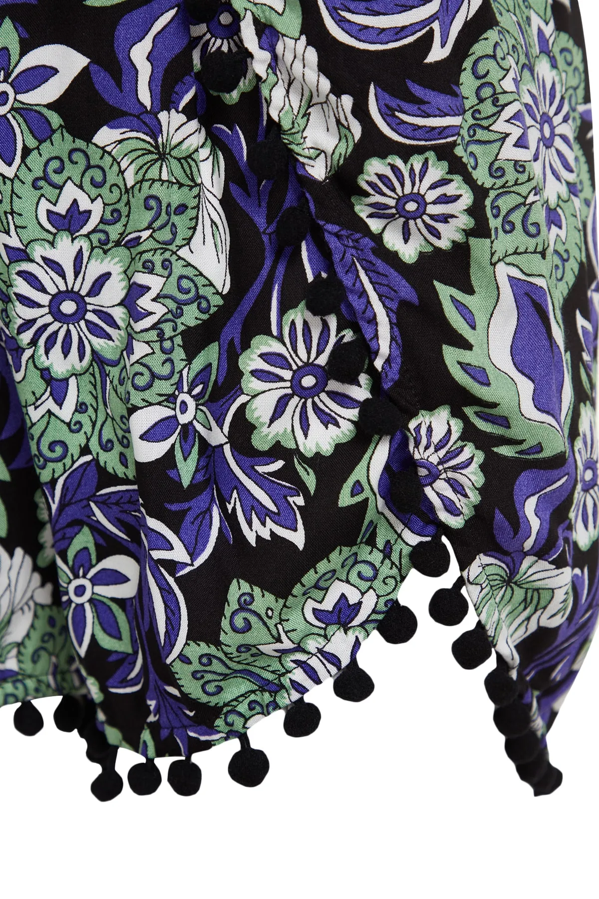 Trendyol Collection  Set aus Bluse und Shorts mit Blumenmuster, gewebten Streifen und Zubehör TBESS19BB0257