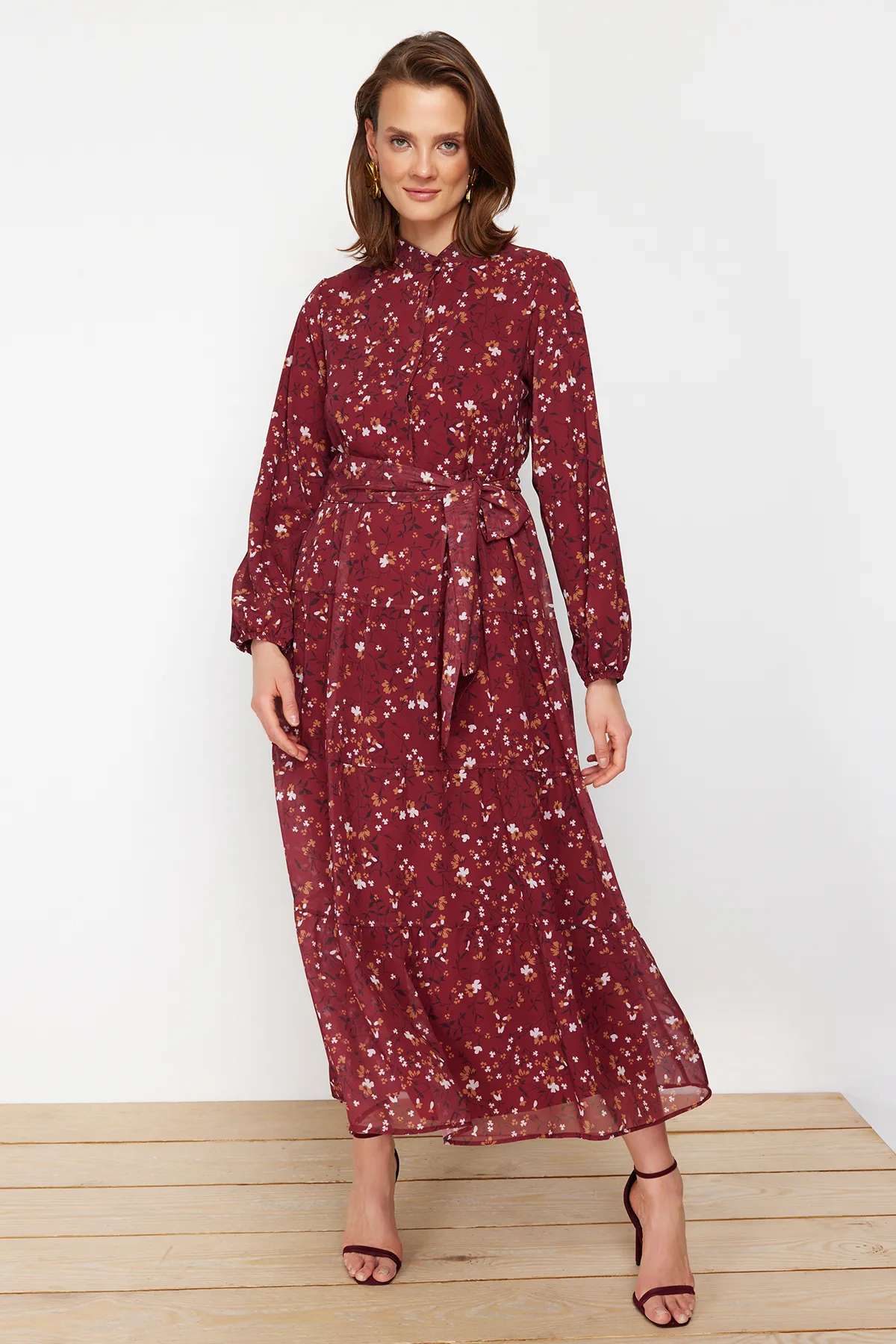 Trendyol Modest  Burgunderrotes Kleid aus gewebtem Chiffon mit Blumenmuster, Gürtel und Stehkragen und Futter TCTSS21EL3346