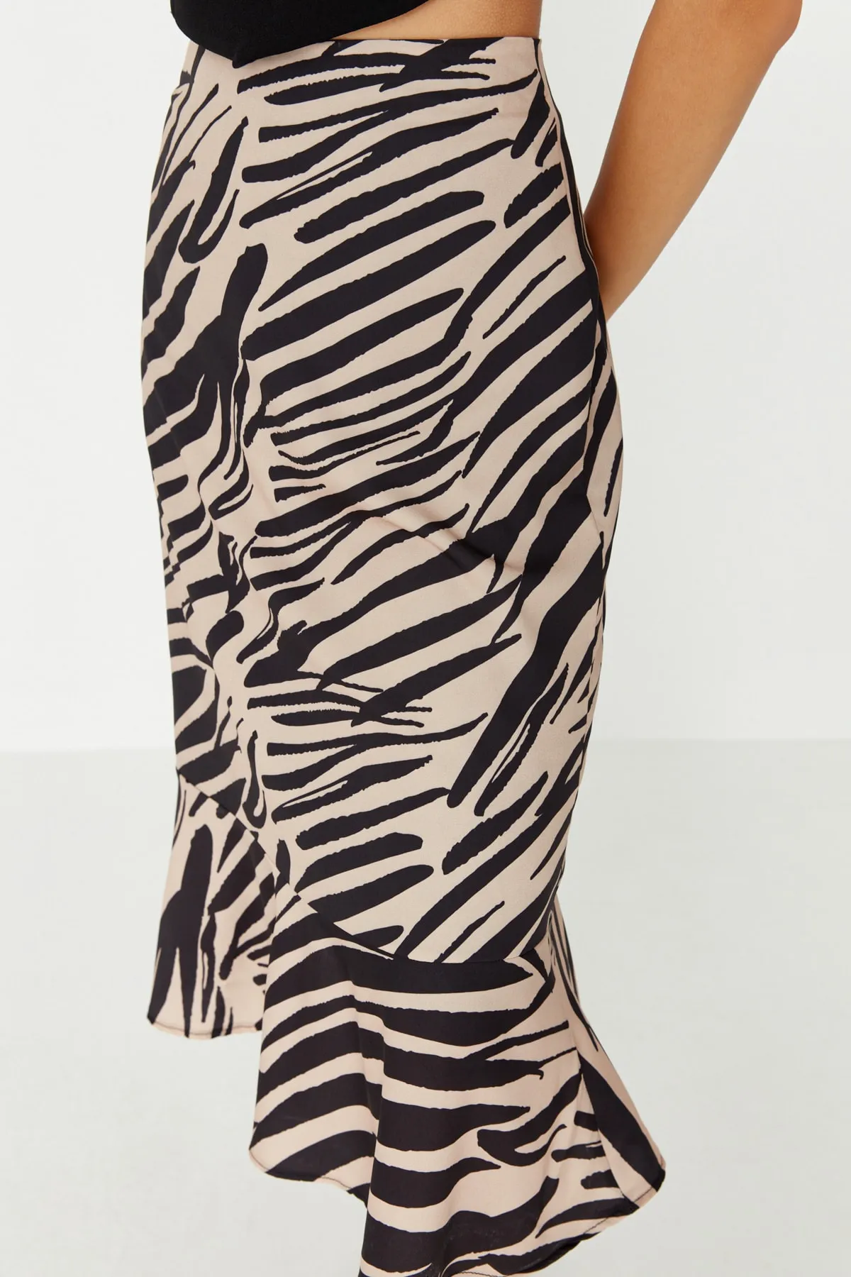 Trendyol Collection  Schwarzer gewebter Midirock mit Volant und Animalprint TWOAW20ET0241