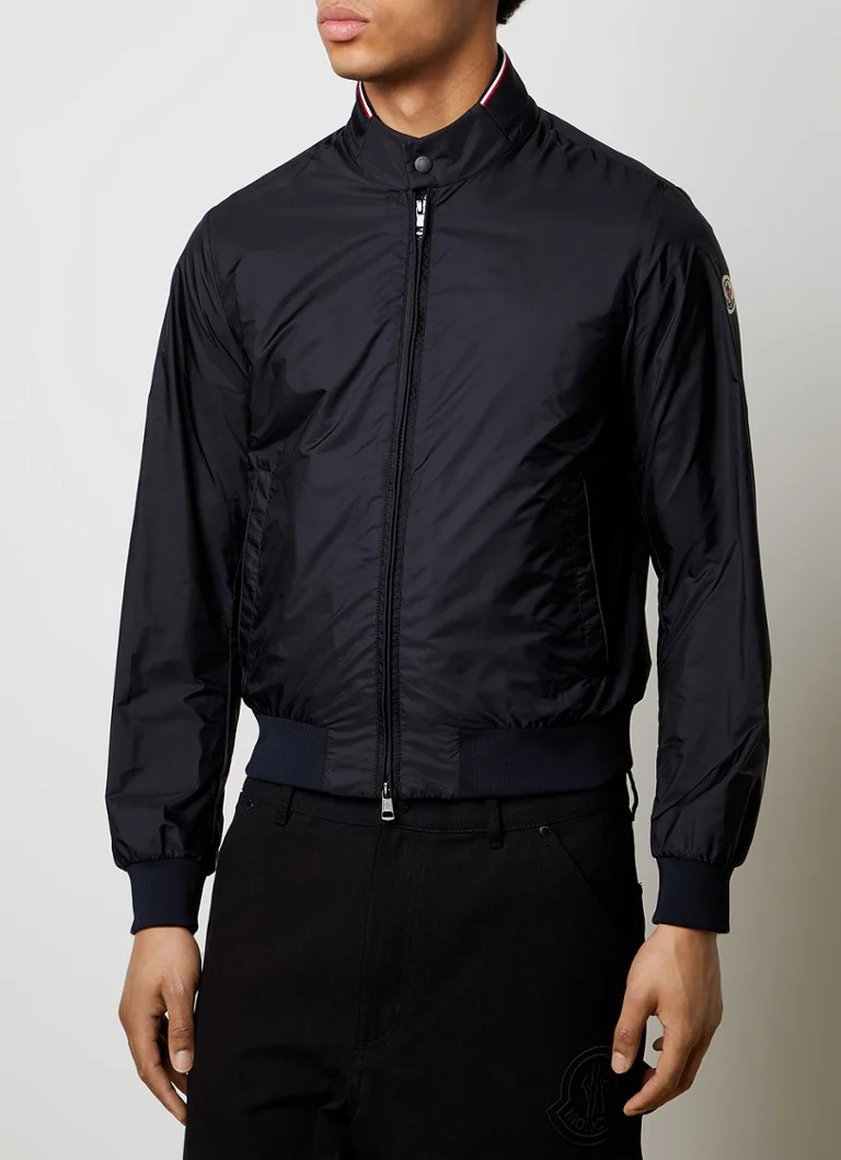 Geacă impermeabilă Moncler Reppe cu buzunare laterale.